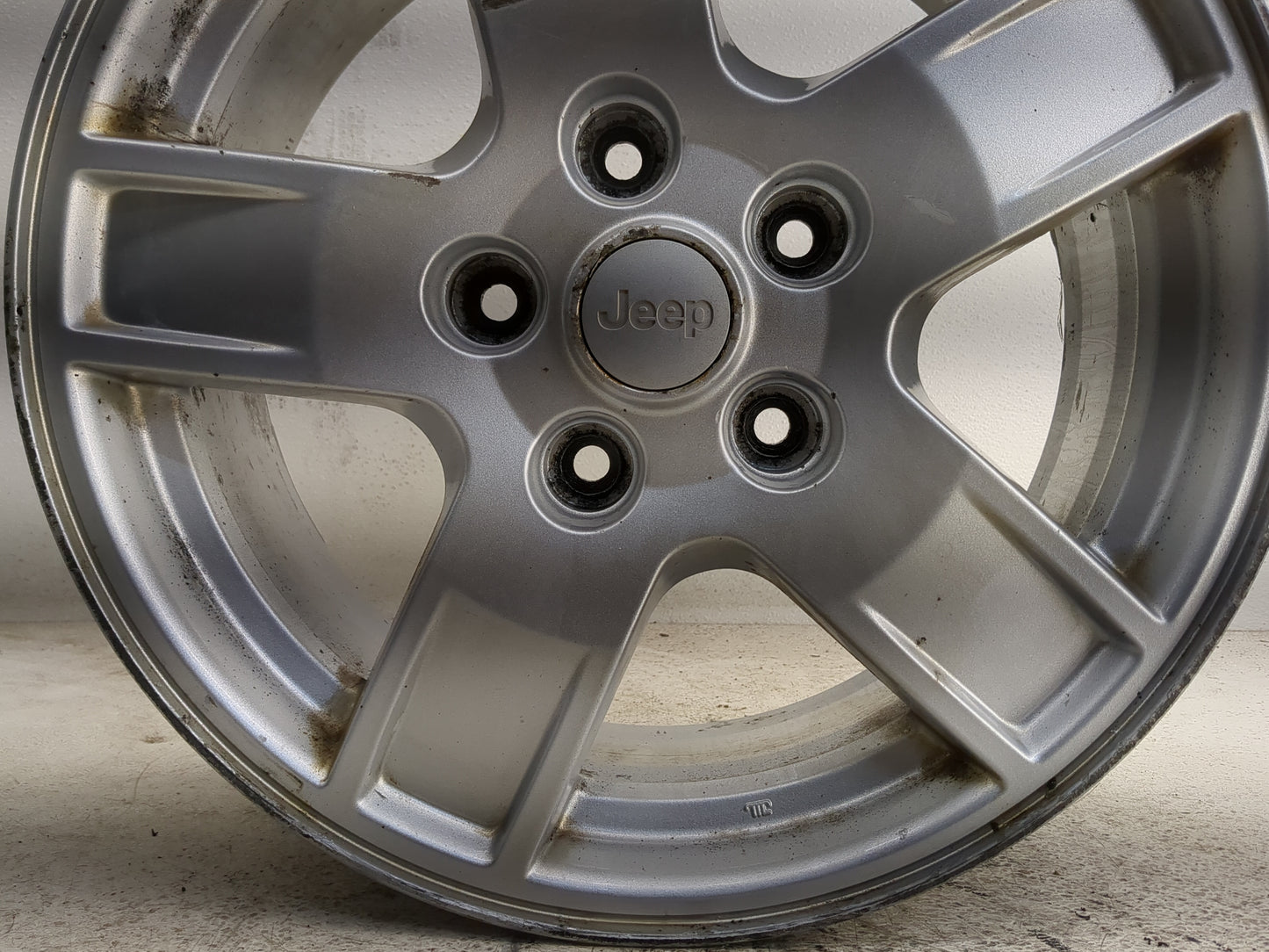 2005-2007 Jeep Grand Cherokee Oem Wheel Rim - Oemusedautoparts1.com