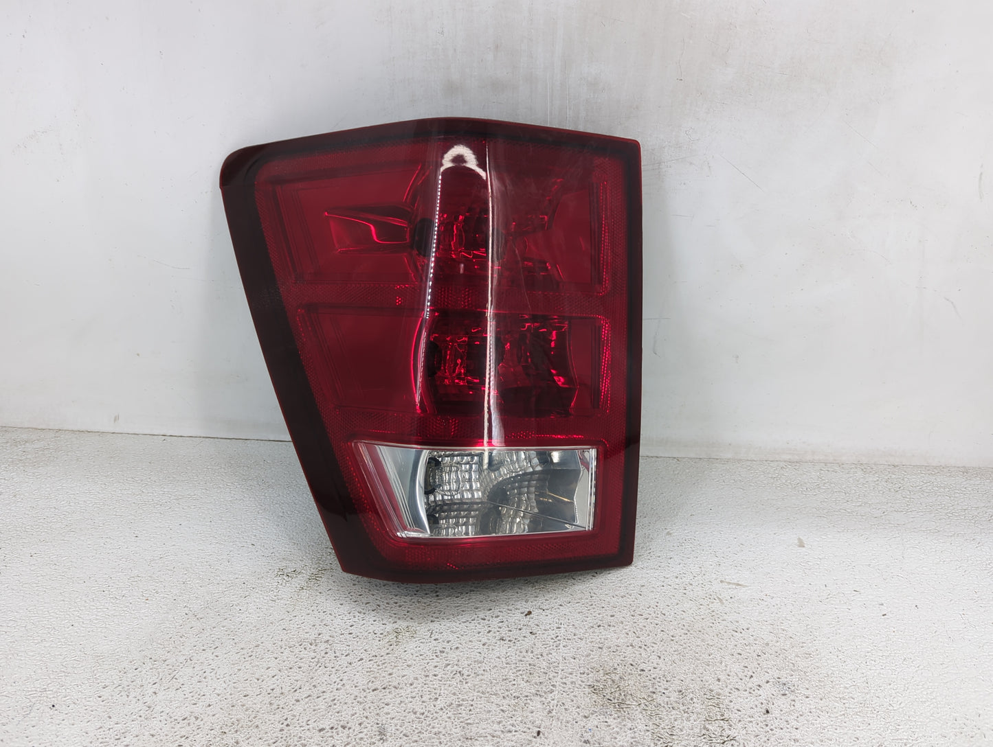 2005-2006 Jeep Grand Cherokee Tail Light Assembly Driver Left OEM Fits Fits 2005 2006 OEM Used Auto Parts - Oemusedautoparts
