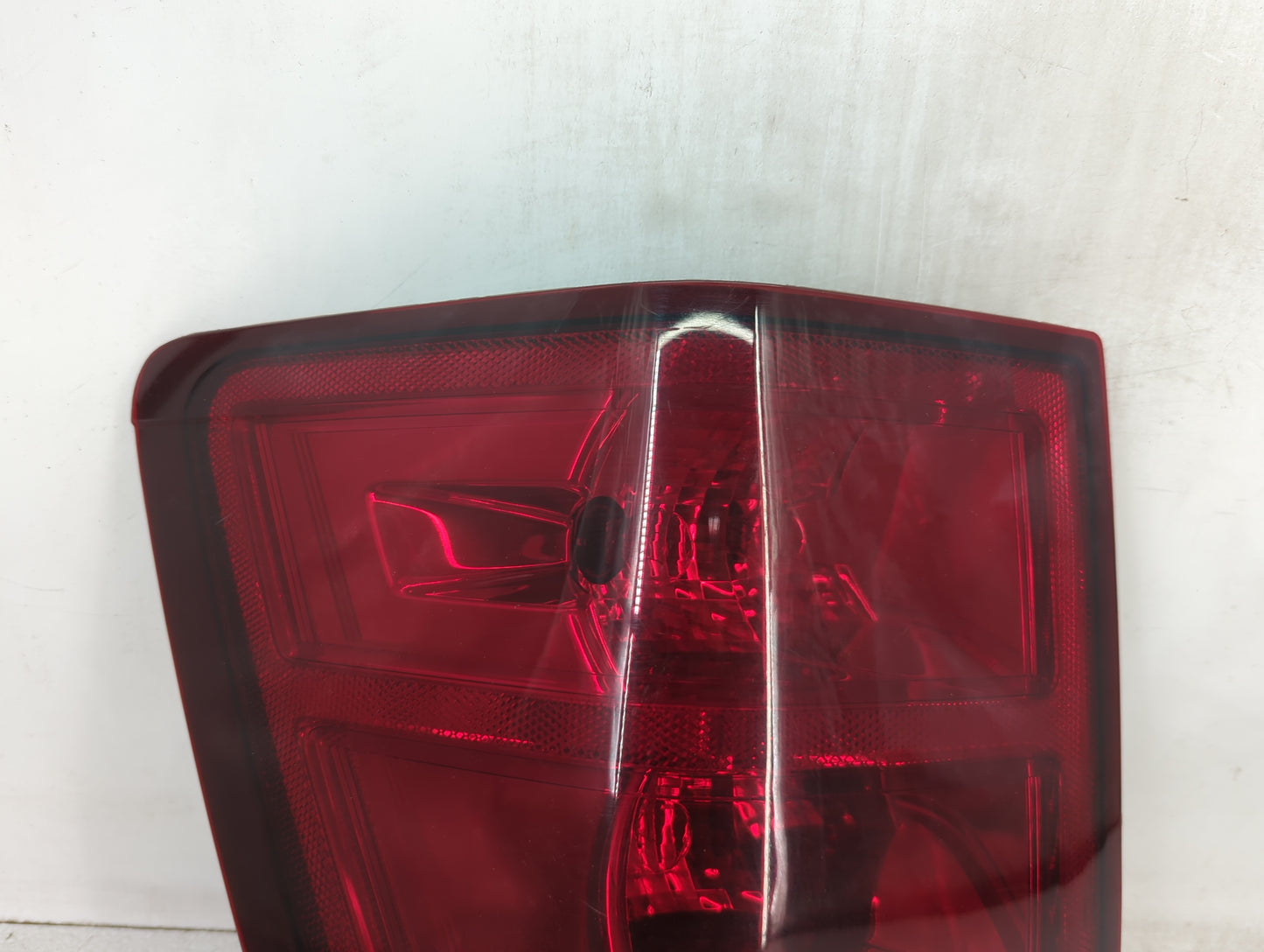2005-2006 Jeep Grand Cherokee Tail Light Assembly Driver Left OEM Fits Fits 2005 2006 OEM Used Auto Parts - Oemusedautoparts