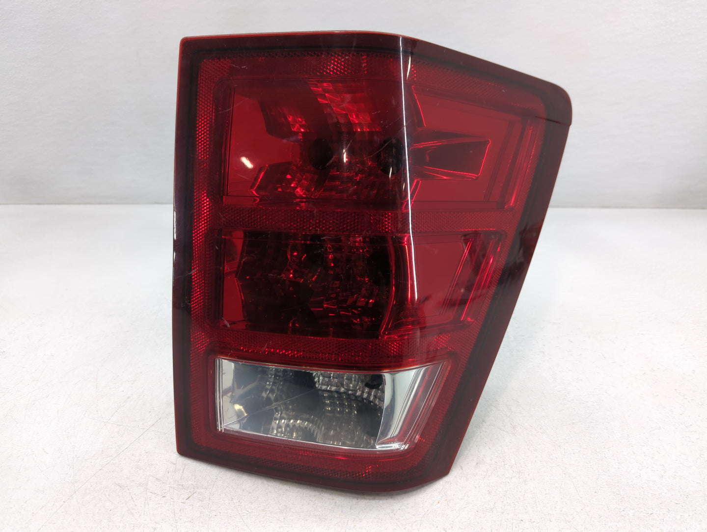 2005-2006 Jeep Grand Cherokee Tail Light Assembly Passenger Right OEM Fits Fits 2005 2006 OEM Used Auto Parts - Oemusedautop