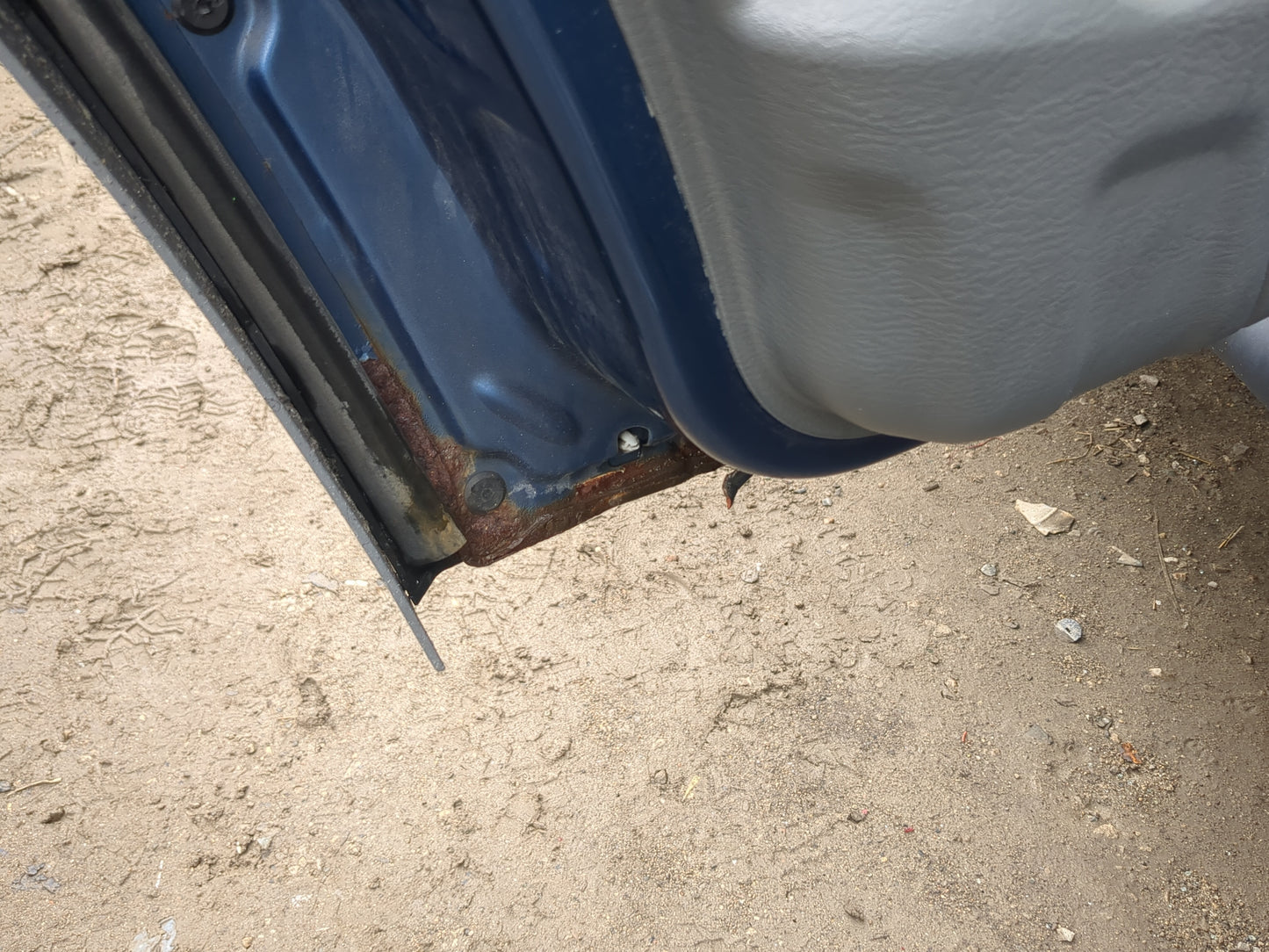 2002-2007 Jeep Liberty Driver Rear Door Oem 1171757 - Oemusedautoparts1.com