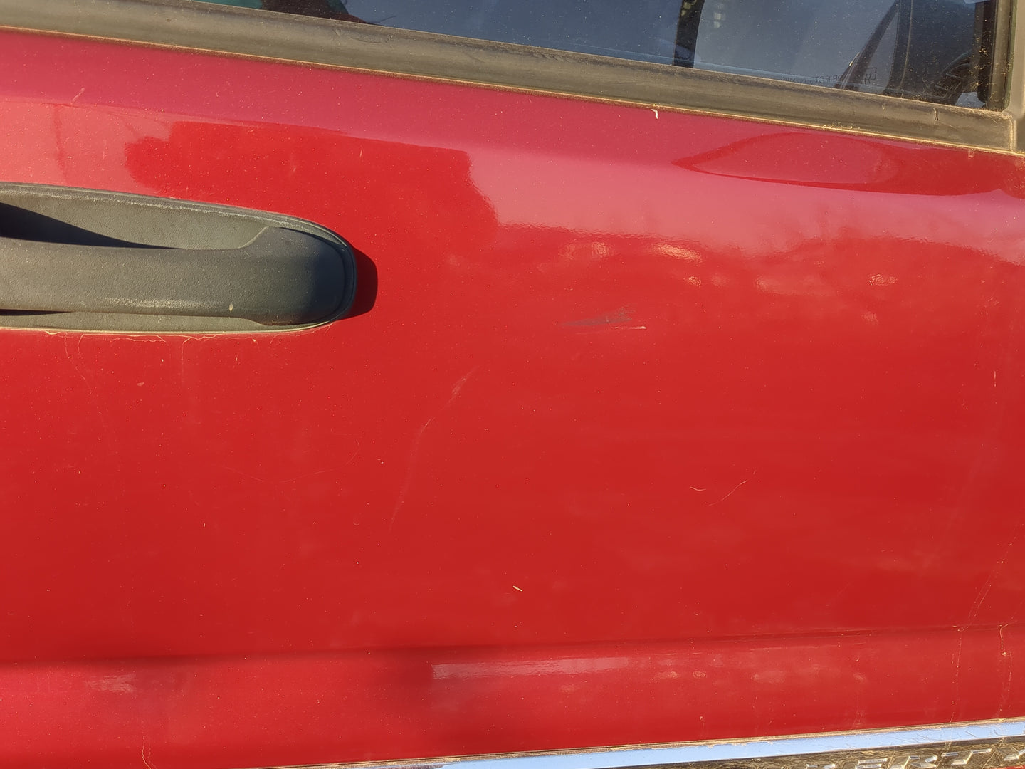 2002-2007 Jeep Liberty Passenger Front Door Oem - Oemusedautoparts1.com