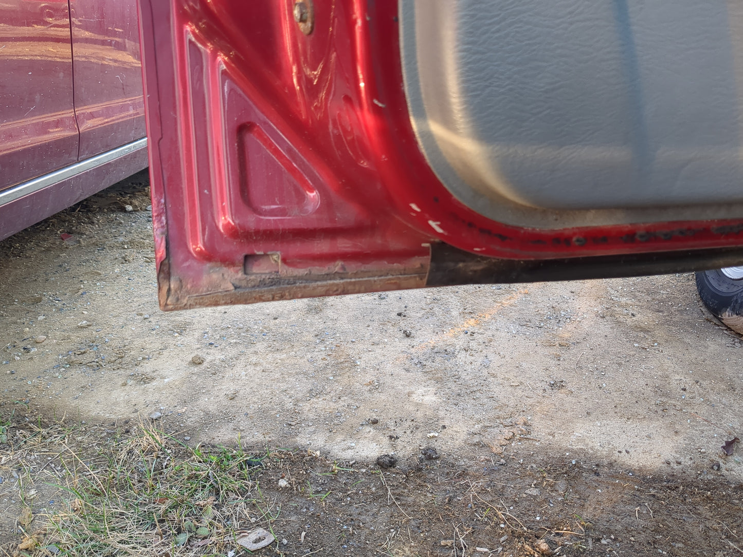 2002-2007 Jeep Liberty Driver Front Door Oem - Oemusedautoparts1.com