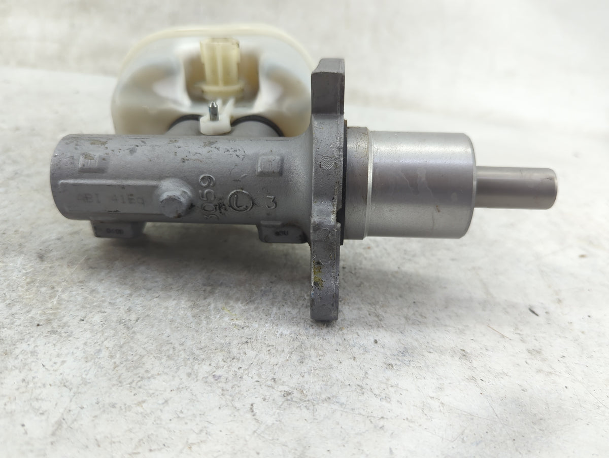 2002-2005 Jeep Liberty Brake Master Cylinder 1238773 - Oemusedautoparts1.com