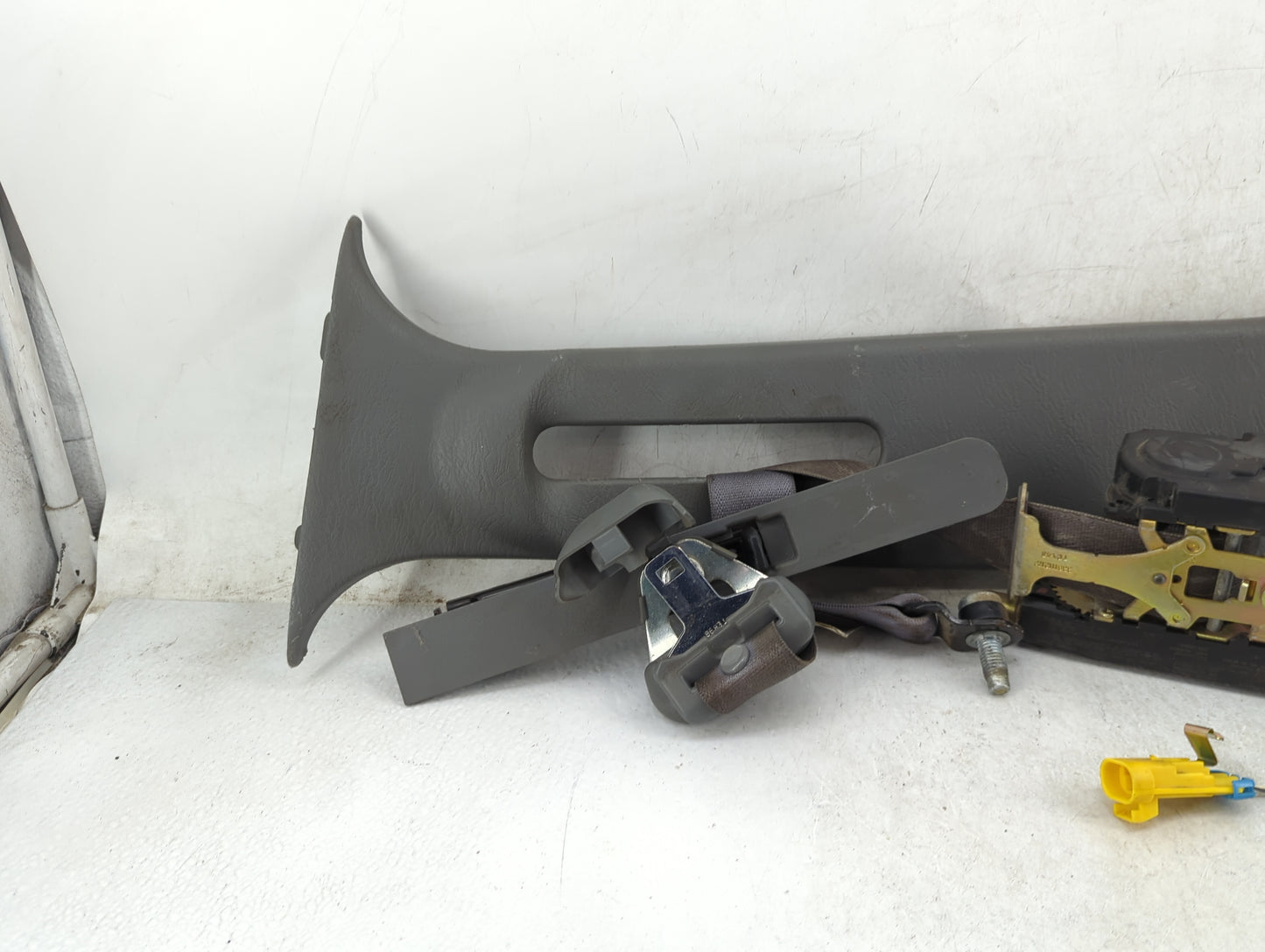2002-2007 Jeep Liberty Drvier Front Seatbelt Retractor Grey - Oemusedautoparts1.com