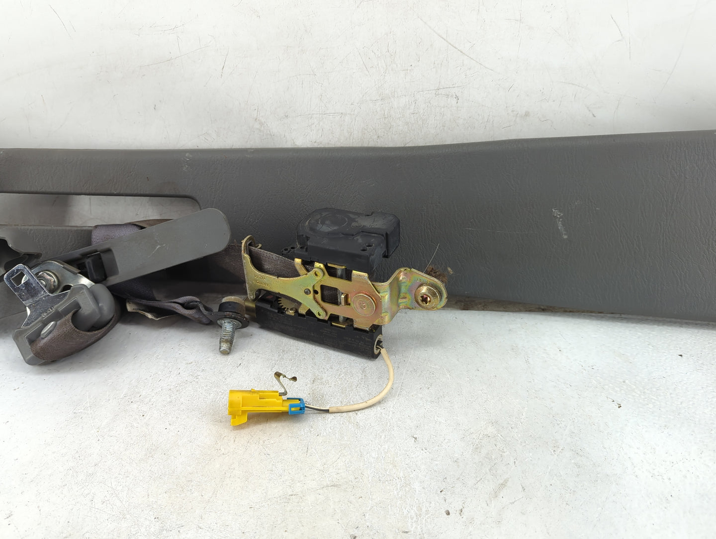 2002-2007 Jeep Liberty Drvier Front Seatbelt Retractor Grey - Oemusedautoparts1.com