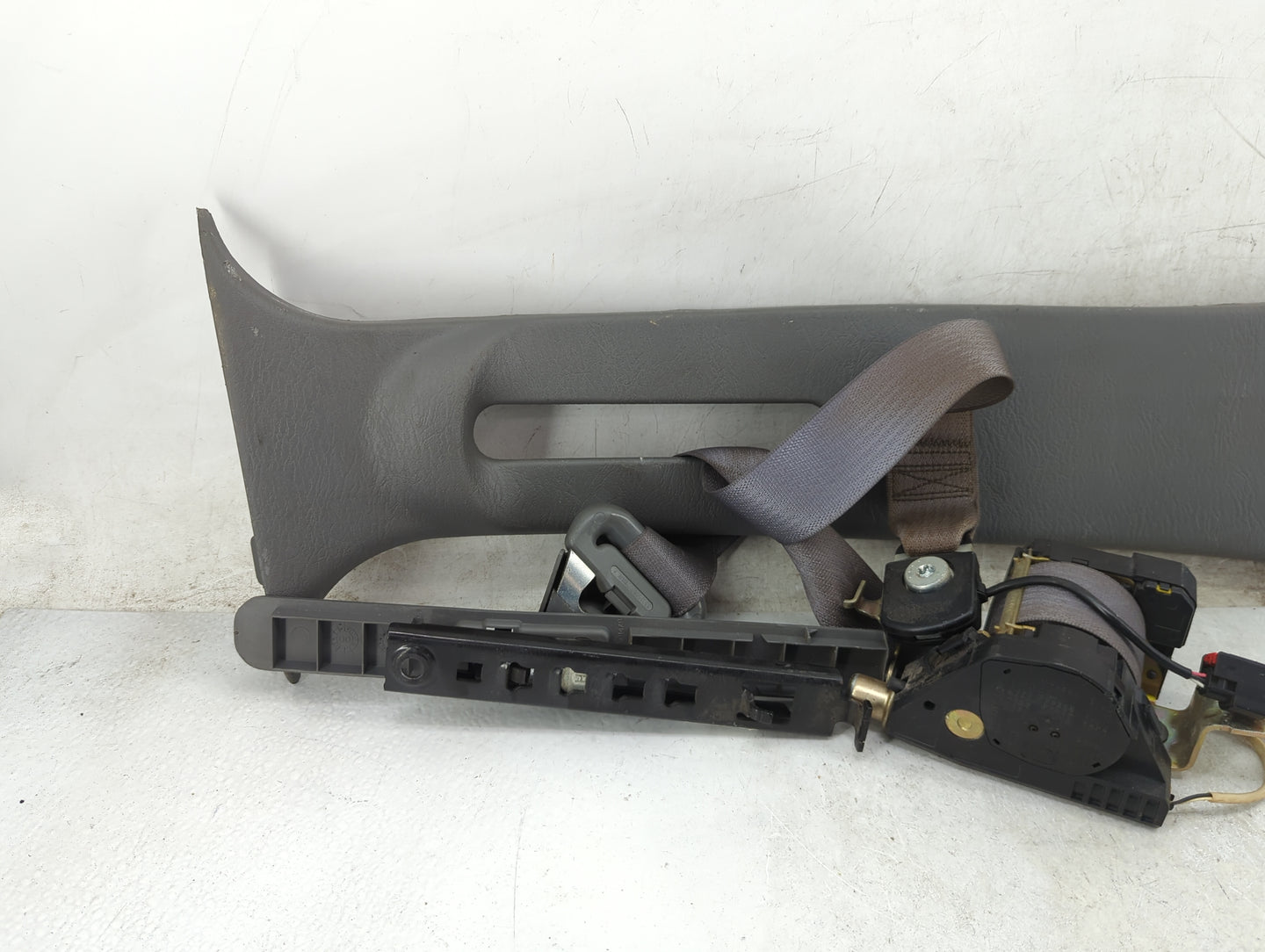 2004-2007 Jeep Liberty Passenger Front Seatbelt Retractor Grey - Oemusedautoparts1.com