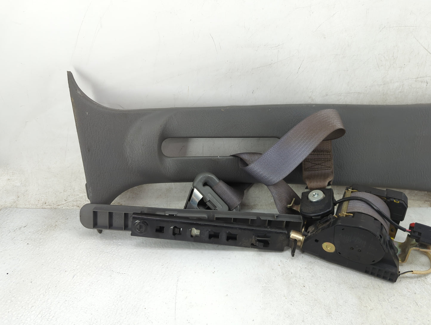 2004-2007 Jeep Liberty Passenger Front Seatbelt Retractor Grey - Oemusedautoparts1.com