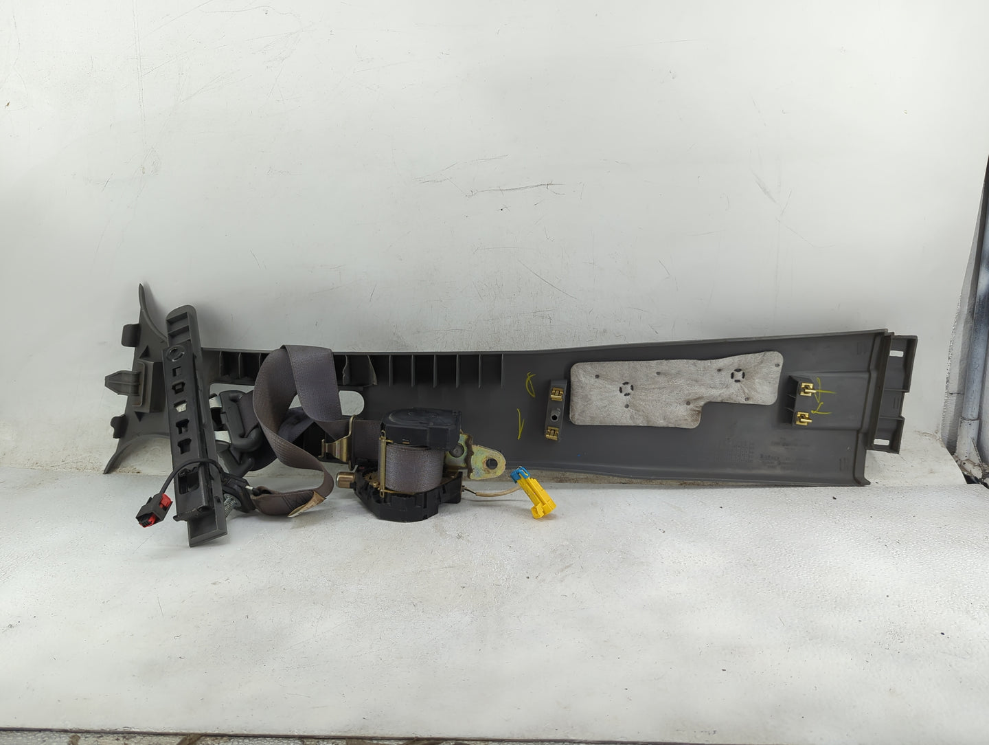 2004-2007 Jeep Liberty Passenger Front Seatbelt Retractor Grey - Oemusedautoparts1.com