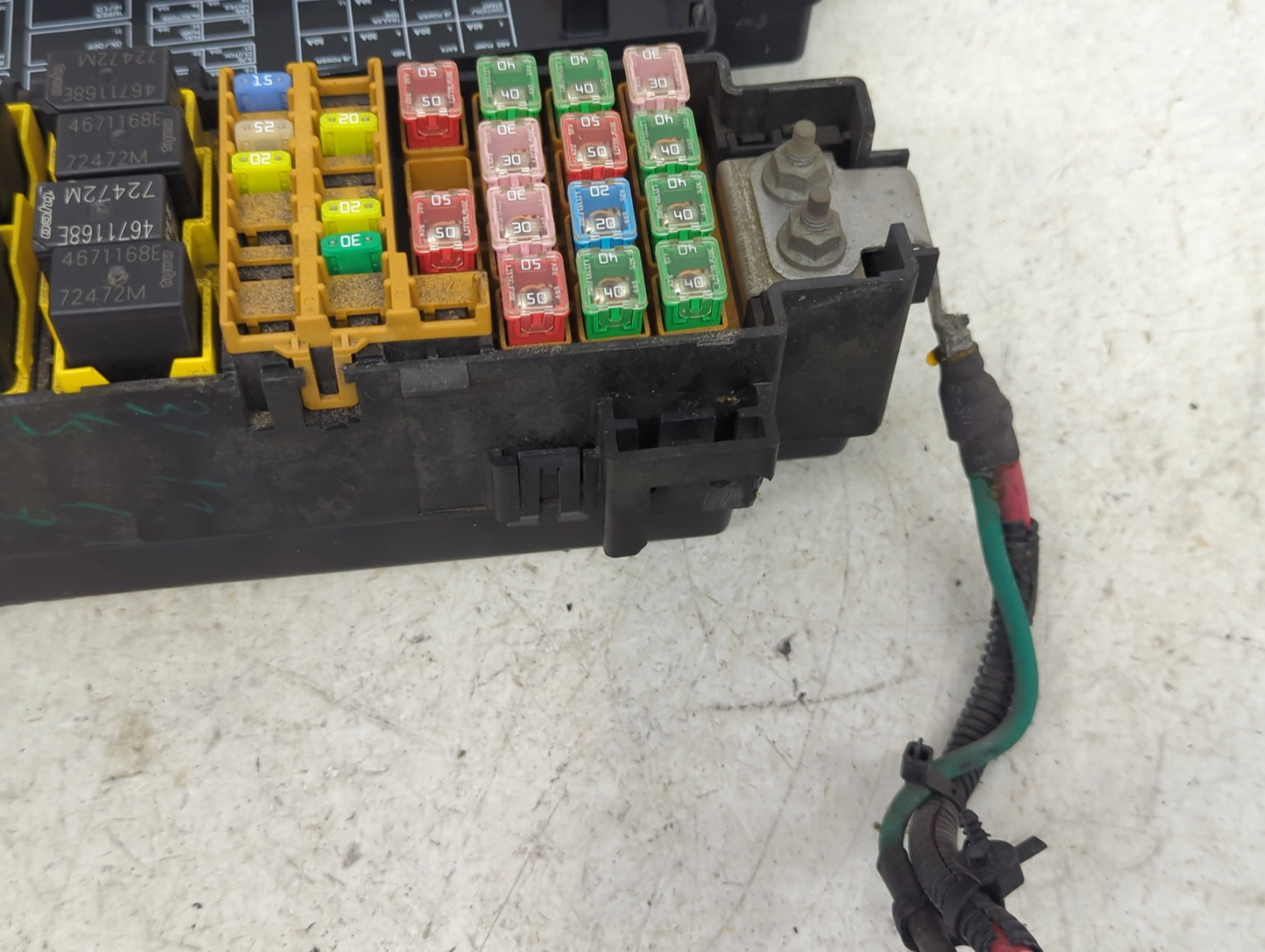 2005-2007 Jeep Liberty Fusebox Fuse Box Panel Relay Module P/N:56050502AH 56050502AI, 4527200, 4671168E Fits Fits 2005 2006 