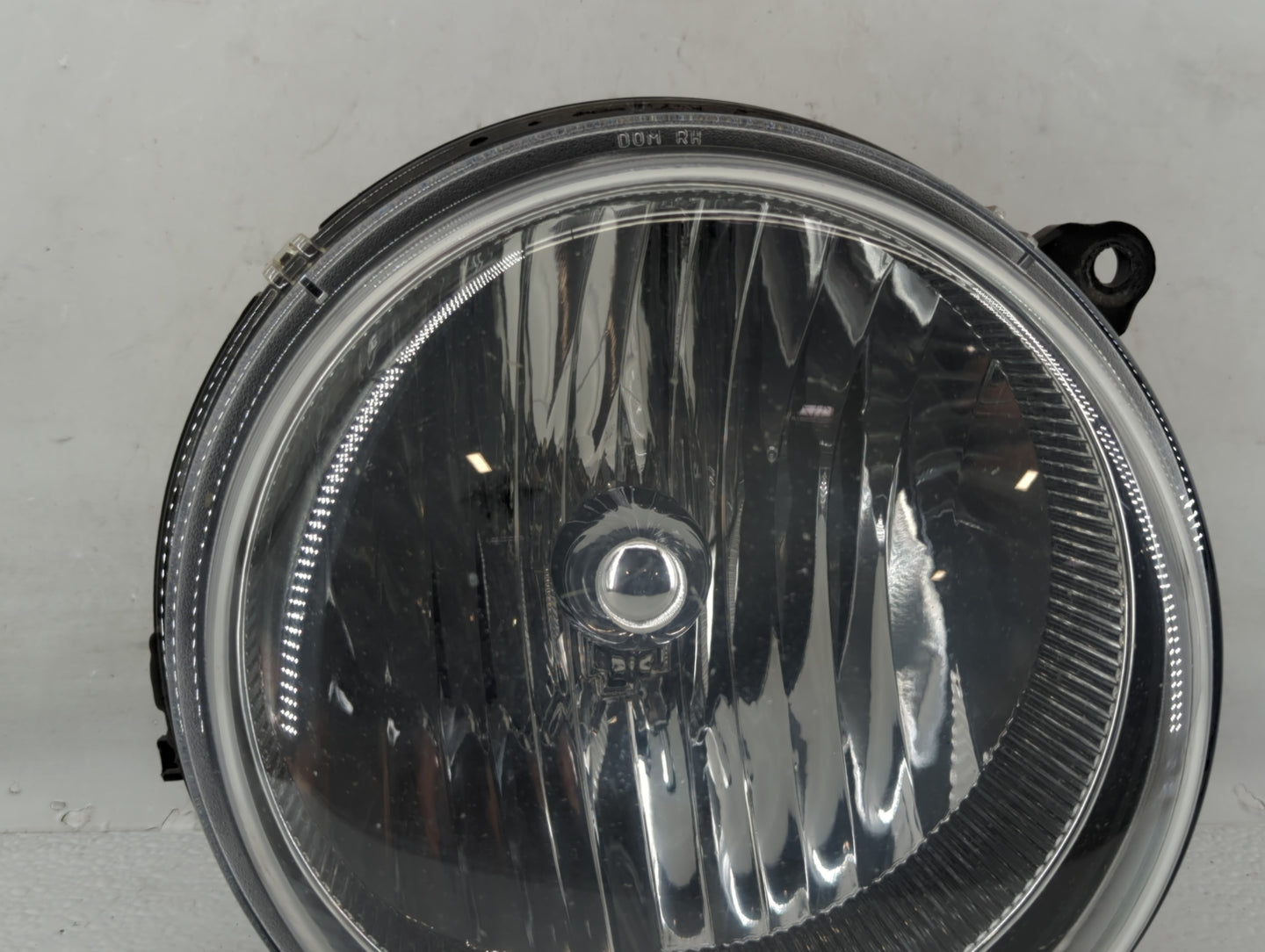 2005-2007 Jeep Liberty Passenger Right Oem Head Light Headlight Lamp - Oemusedautoparts1.com