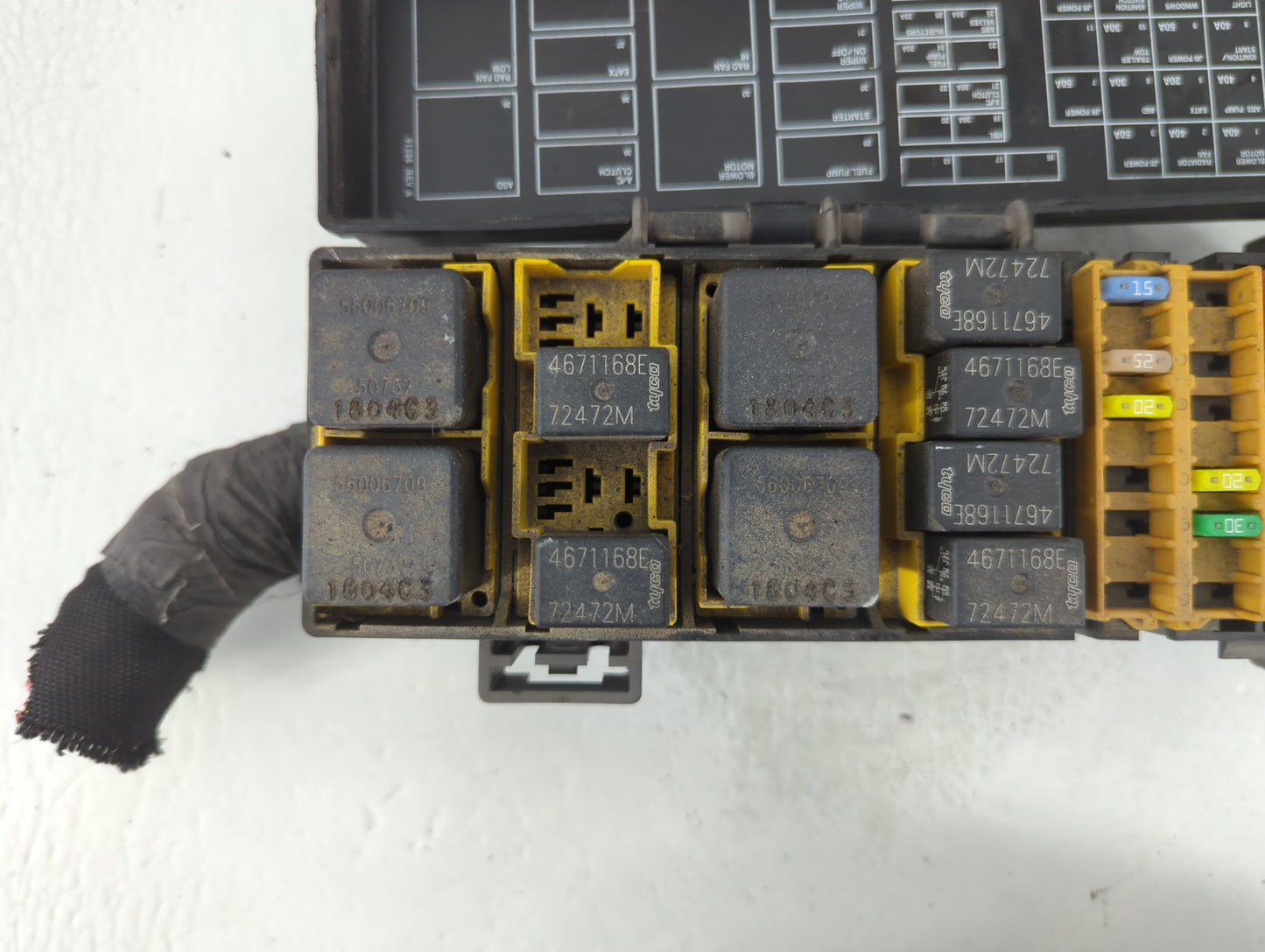 2005-2007 Jeep Liberty Fusebox Fuse Box Panel Relay Module Fits Fits 2005 2006 2007 OEM Used Auto Parts - Oemusedautoparts1.