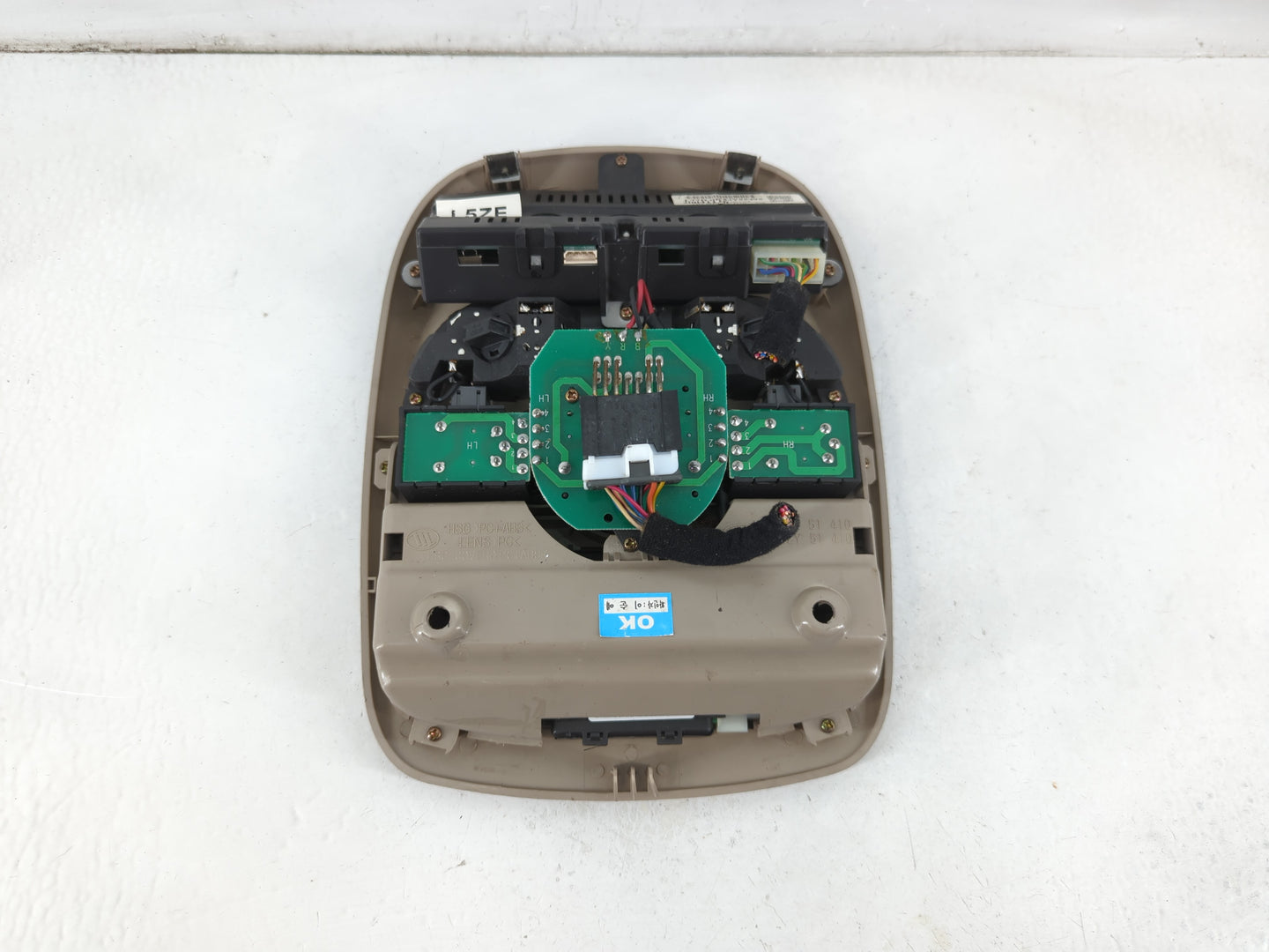2003-2005 Kia Sedona Overhead Roof Console Interior Dome Light - Oemusedautoparts1.com
