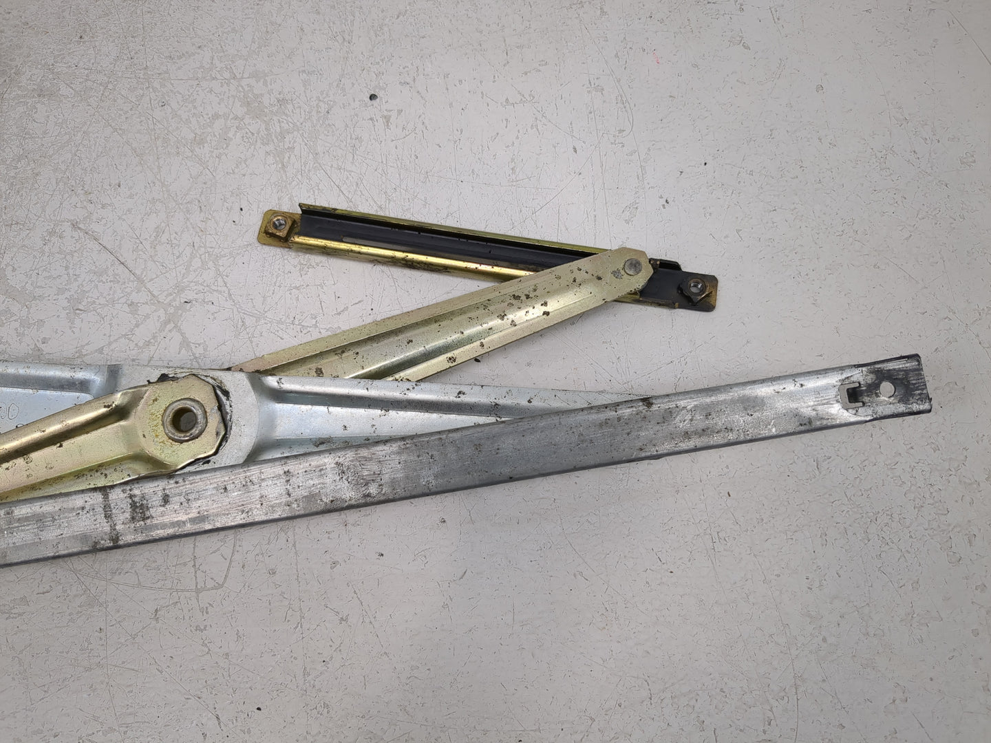 2002-2005 Kia Sedona Driver Left Front Window Regulator - Oemusedautoparts1.com