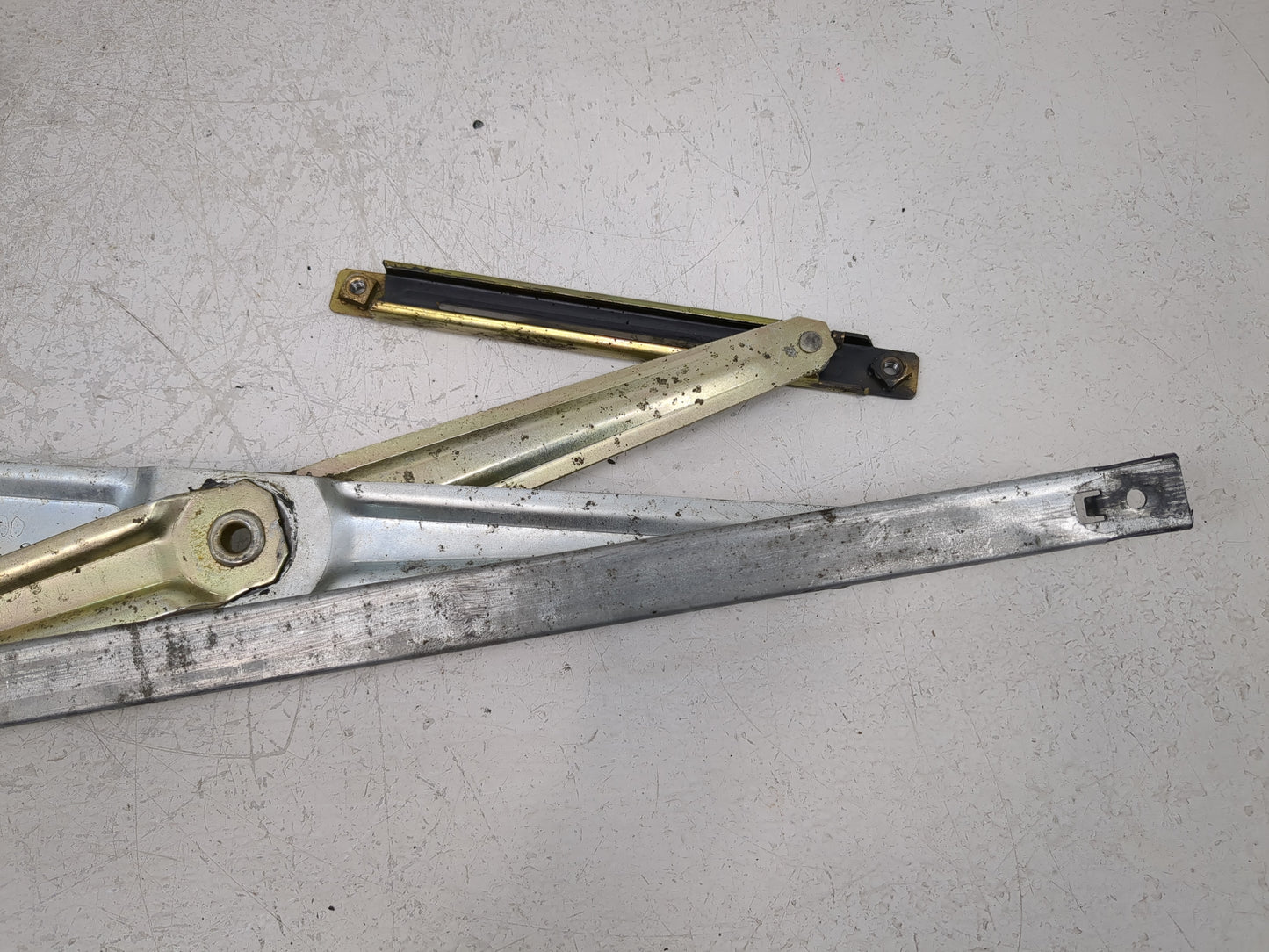 2002-2005 Kia Sedona Driver Left Front Window Regulator - Oemusedautoparts1.com