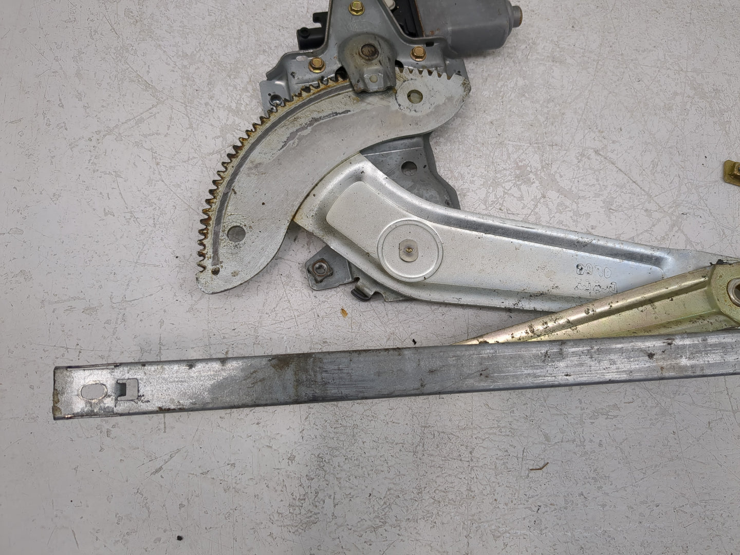 2002-2005 Kia Sedona Driver Left Front Window Regulator - Oemusedautoparts1.com