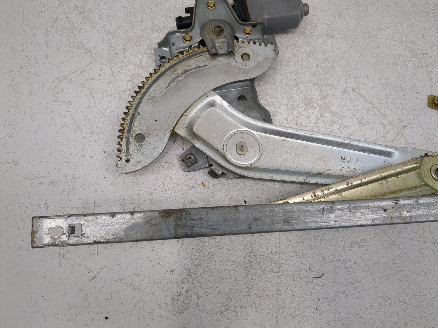 2002-2005 Kia Sedona Driver Left Front Window Regulator - Oemusedautoparts1.com