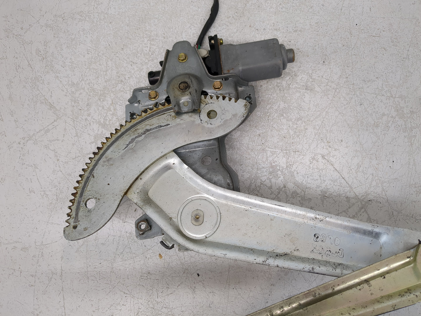 2002-2005 Kia Sedona Driver Left Front Window Regulator - Oemusedautoparts1.com