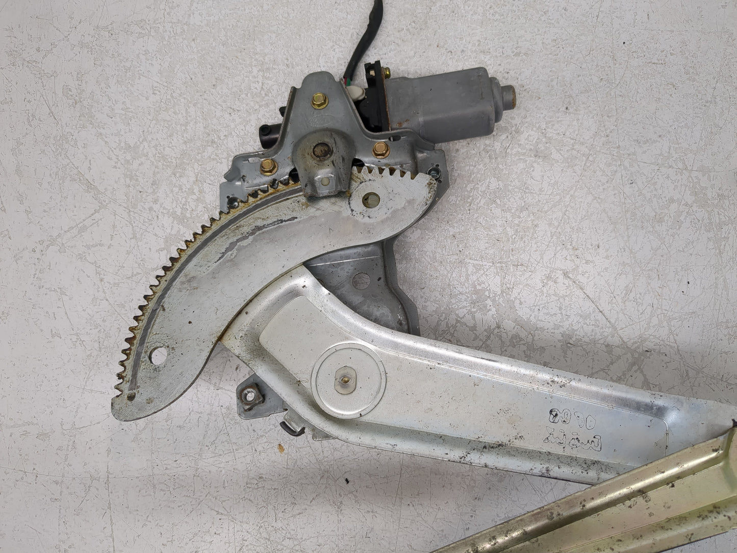 2002-2005 Kia Sedona Driver Left Front Window Regulator - Oemusedautoparts1.com