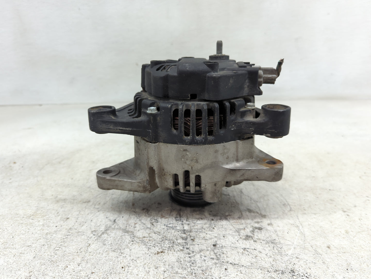 2003-2005 Kia Sedona Alternator Replacement Generator Charging Assembly Engine OEM Fits Fits 2003 2004 2005 OEM Used Auto Pa