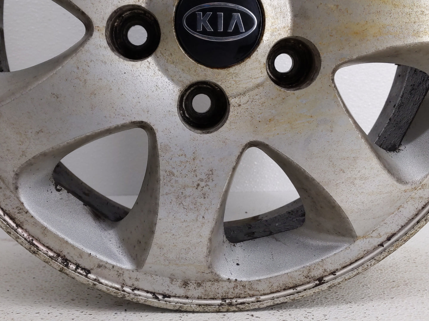 2004-2005 Kia Sedona Oem Wheel Rim 827910 - Oemusedautoparts1.com
