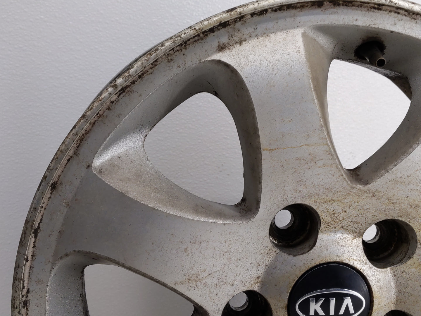 2004-2005 Kia Sedona Oem Wheel Rim 827910 - Oemusedautoparts1.com