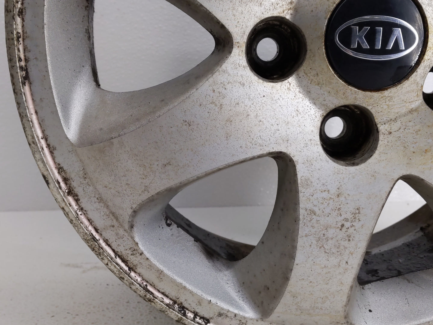 2004-2005 Kia Sedona Oem Wheel Rim 827910 - Oemusedautoparts1.com