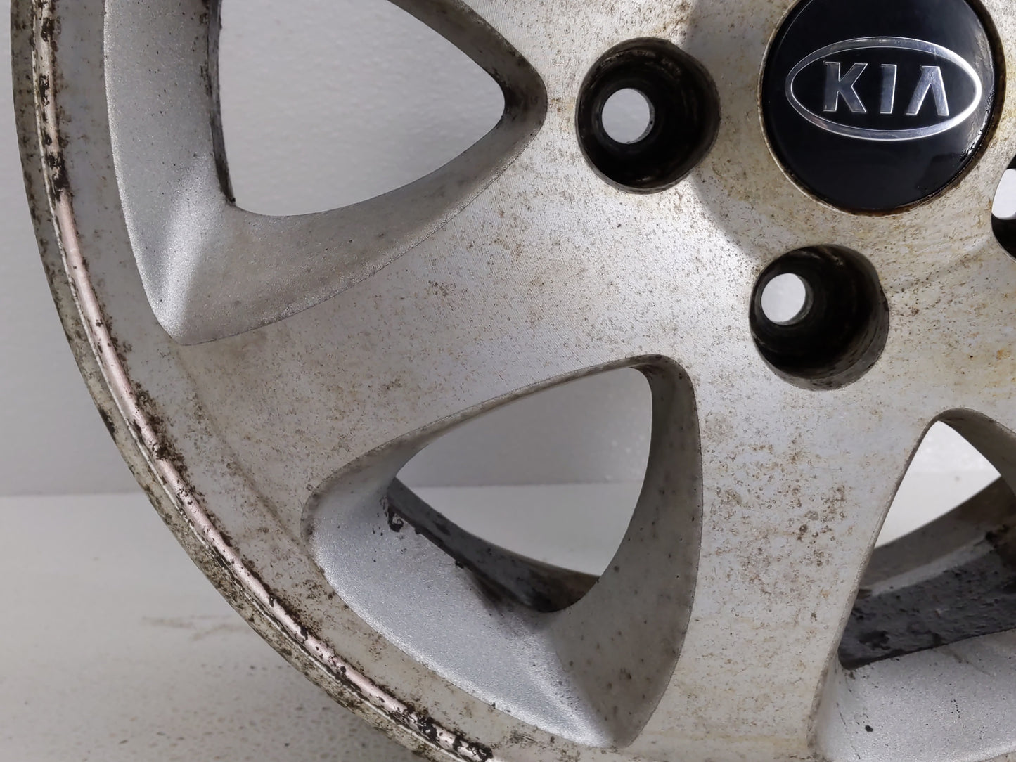 2004-2005 Kia Sedona Oem Wheel Rim 827910 - Oemusedautoparts1.com