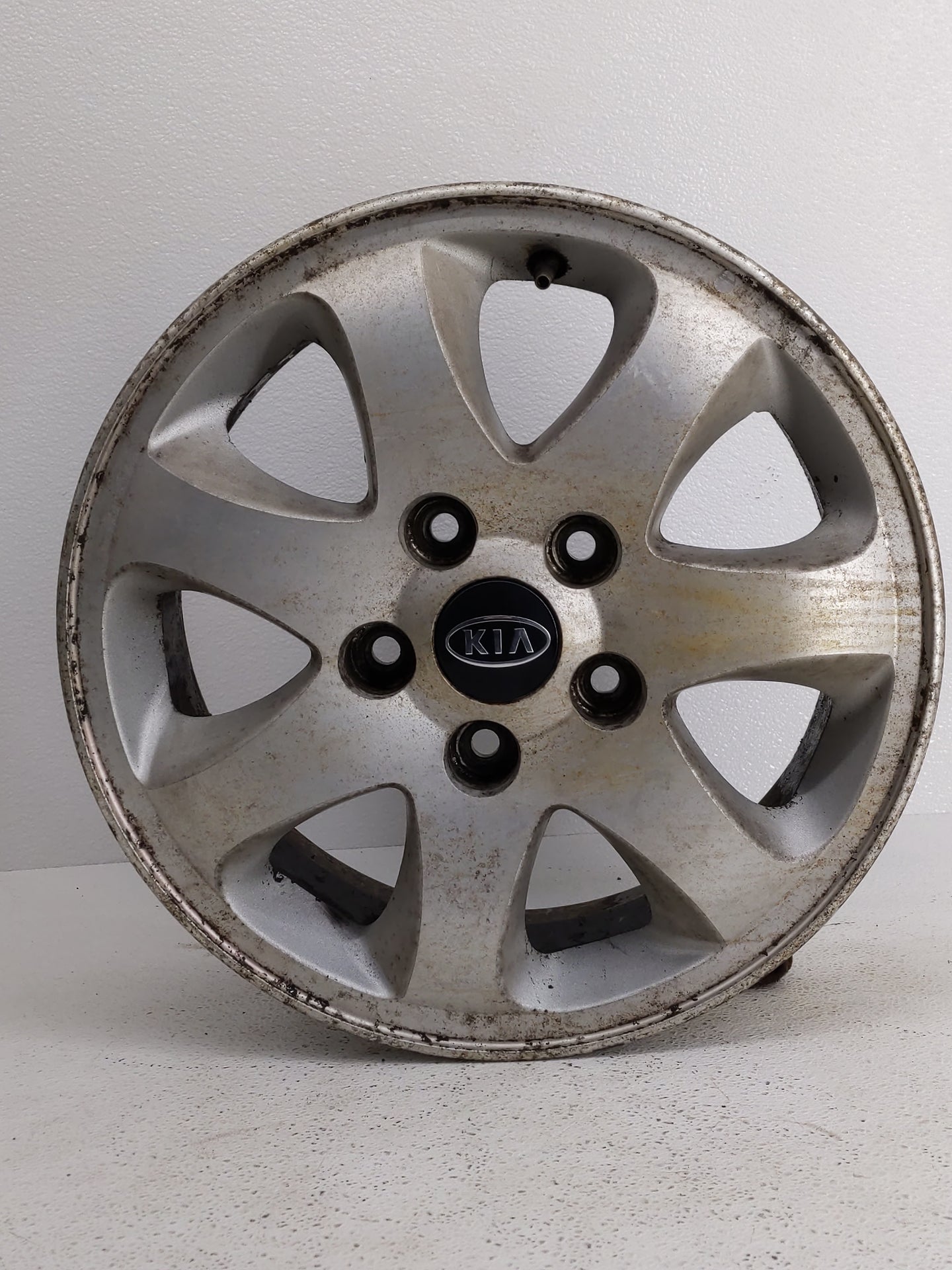 2004-2005 Kia Sedona Oem Wheel Rim 827910 - Oemusedautoparts1.com
