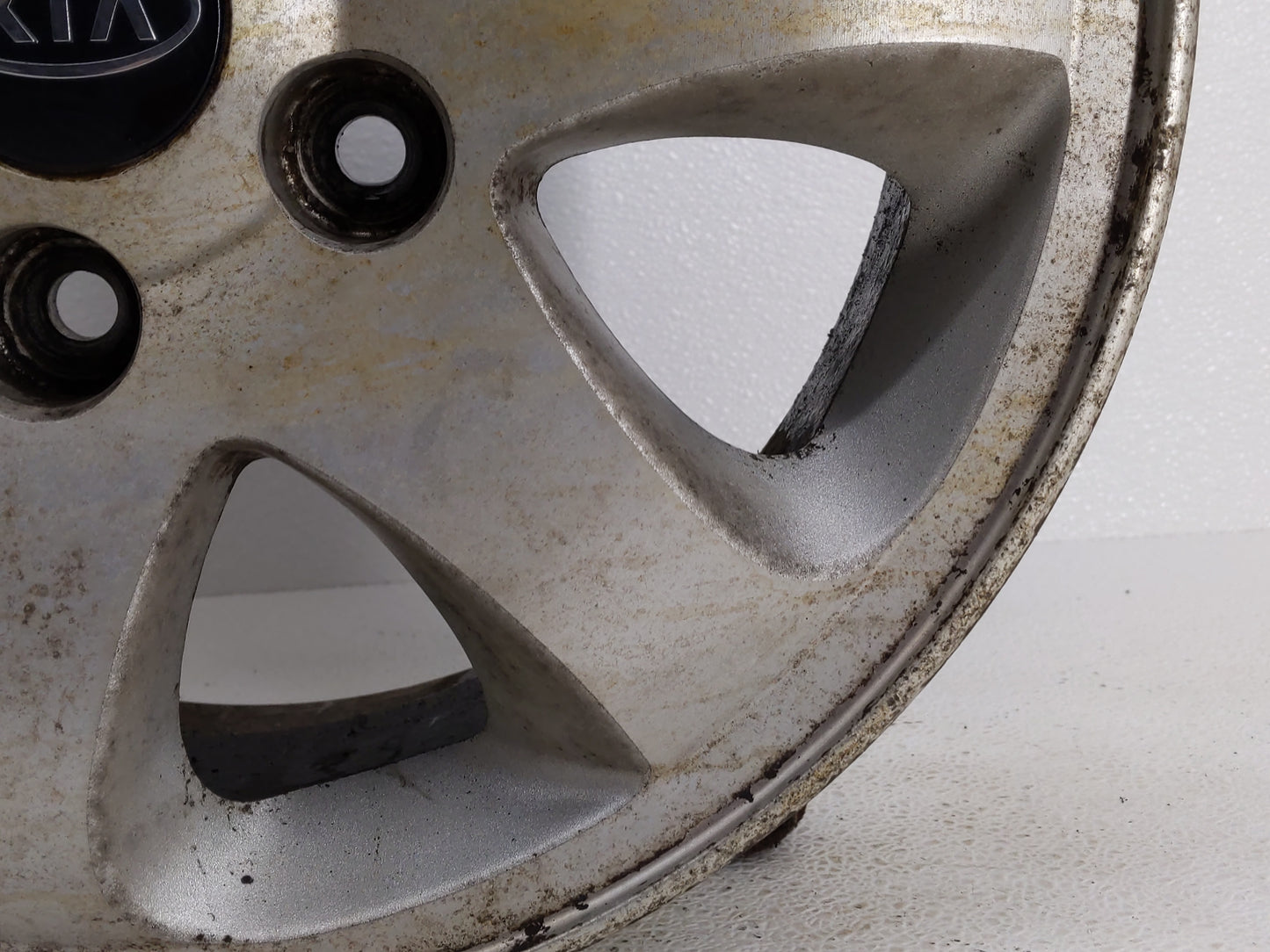 2004-2005 Kia Sedona Oem Wheel Rim 827910 - Oemusedautoparts1.com
