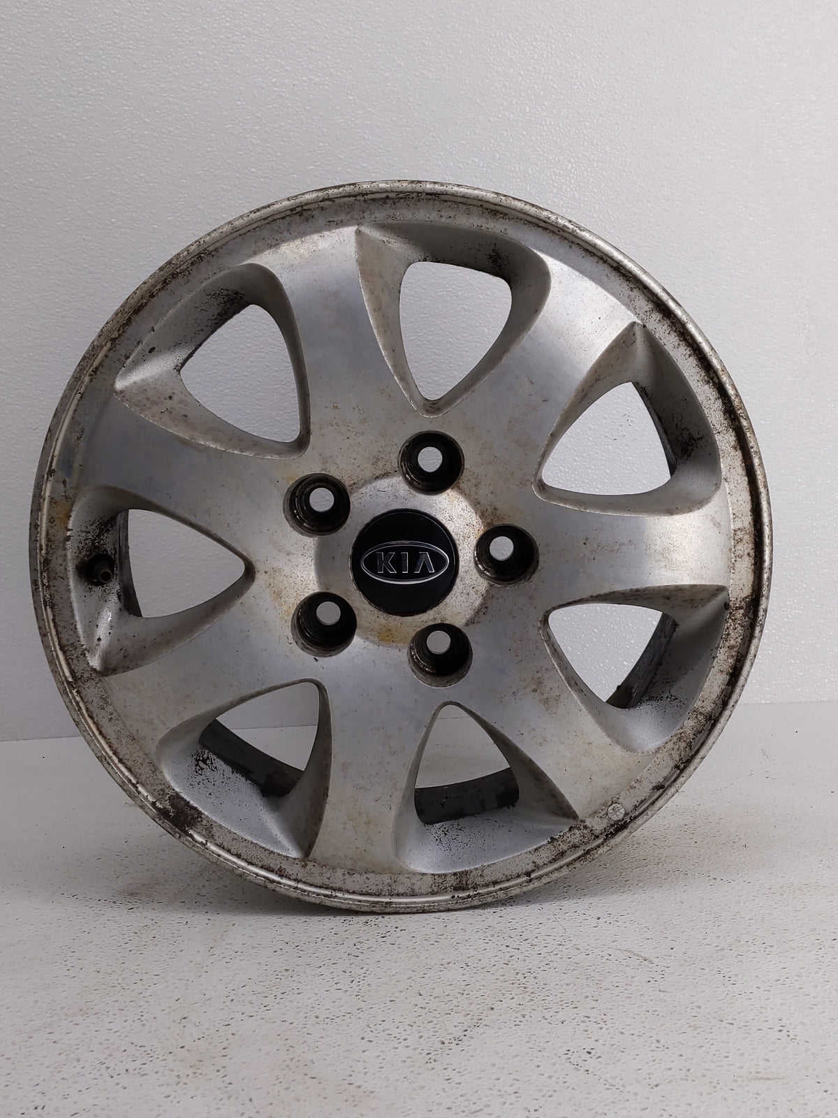 2004-2005 Kia Sedona Oem Wheel Rim 827911 - Oemusedautoparts1.com