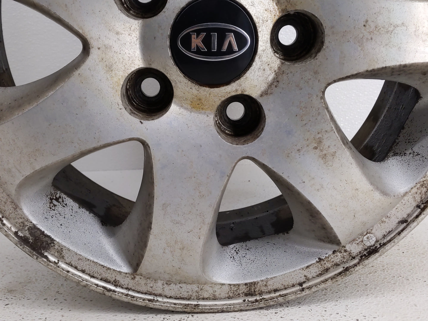 2004-2005 Kia Sedona Oem Wheel Rim 827911 - Oemusedautoparts1.com