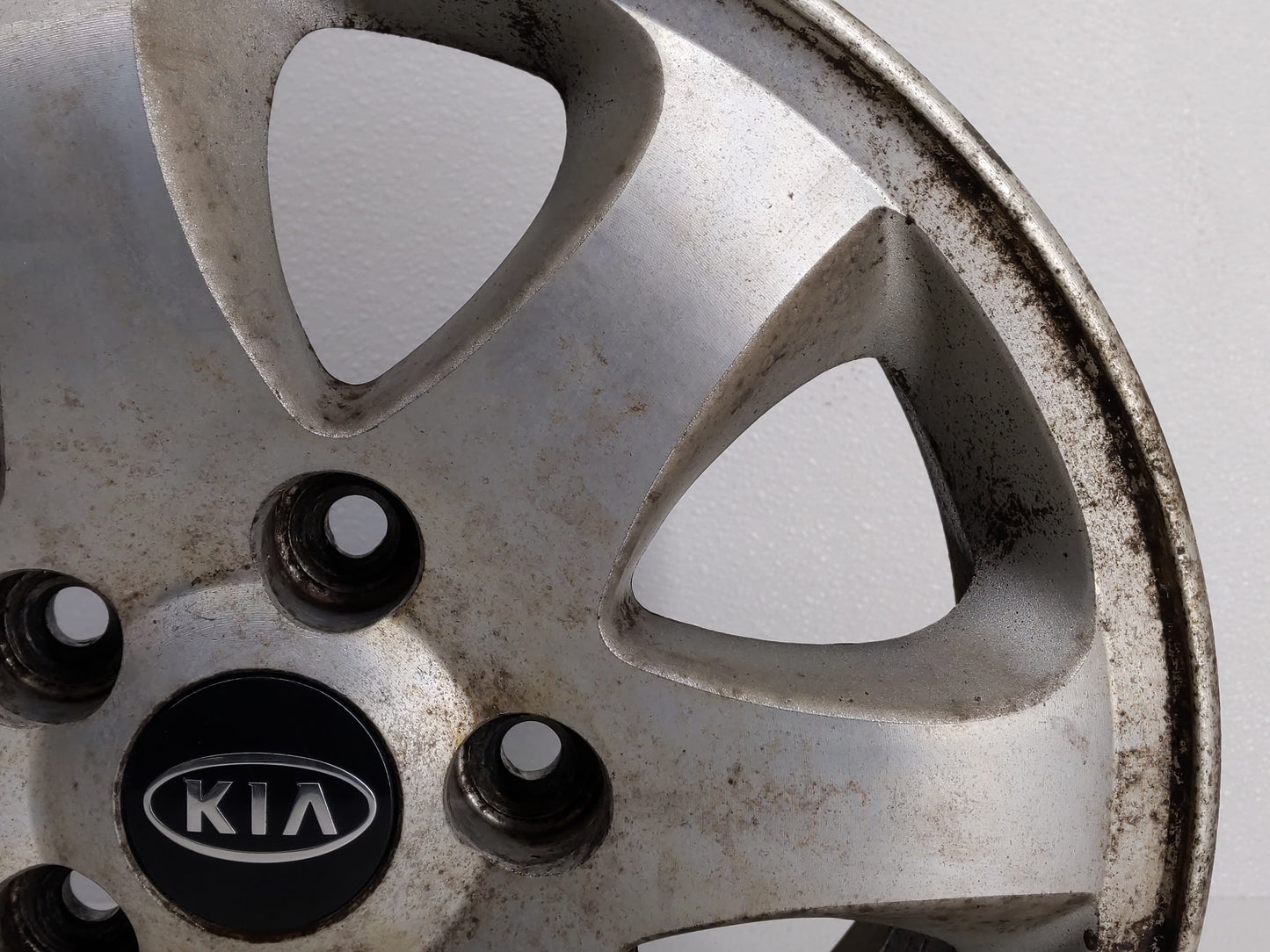 2004-2005 Kia Sedona Oem Wheel Rim 827911 - Oemusedautoparts1.com