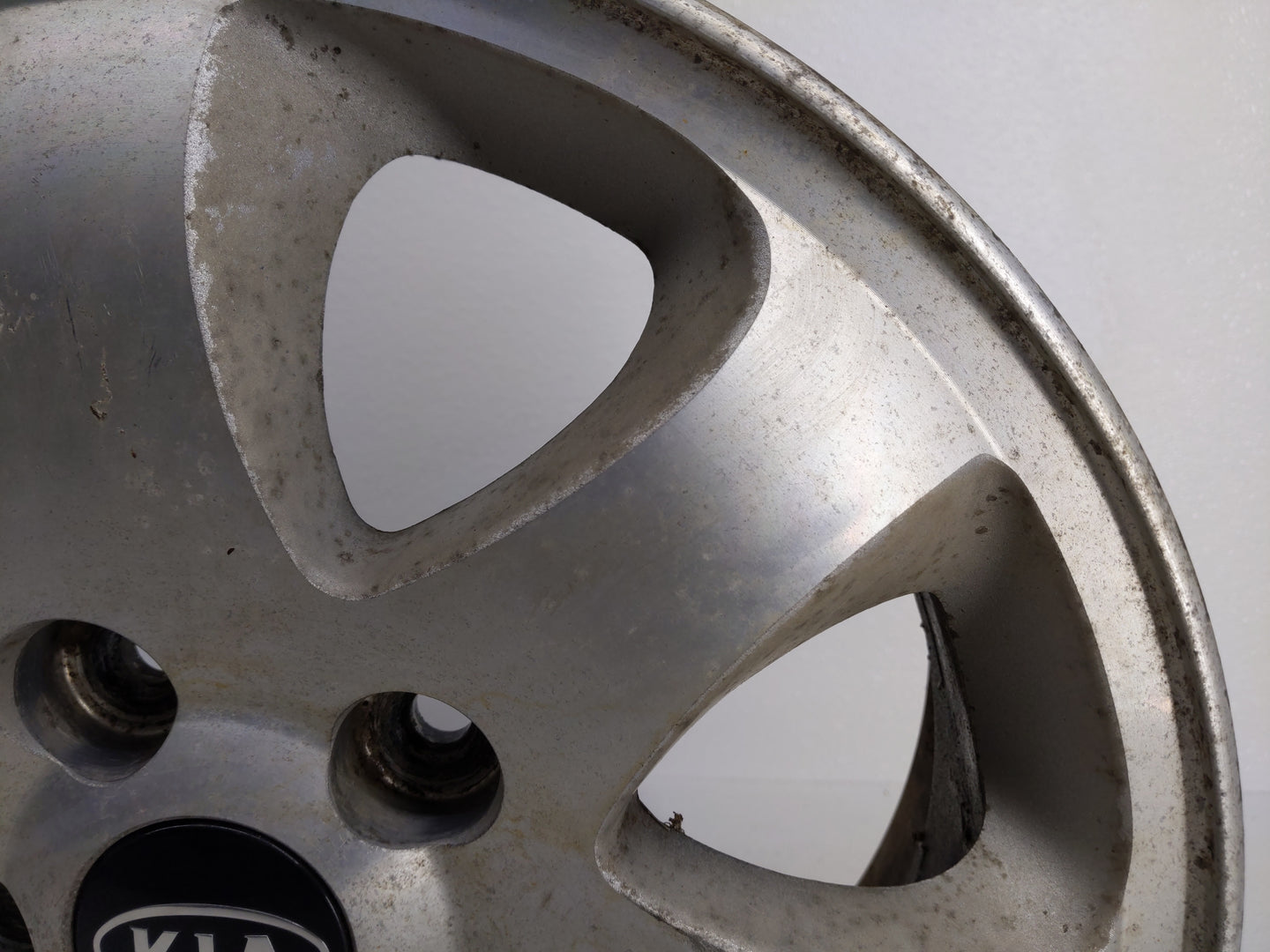 2004-2005 Kia Sedona Oem Wheel Rim 827912 - Oemusedautoparts1.com