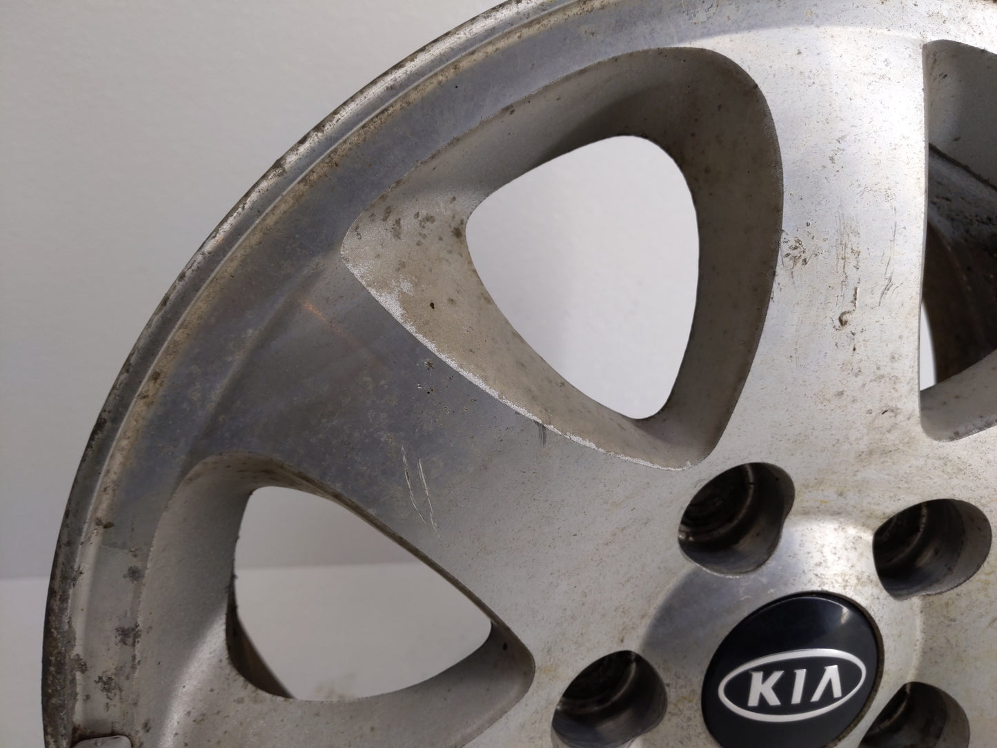 2004-2005 Kia Sedona Oem Wheel Rim 827912 - Oemusedautoparts1.com