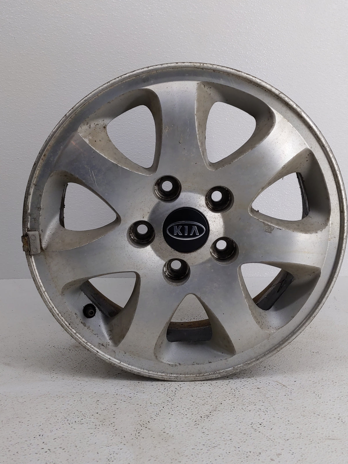 2004-2005 Kia Sedona Oem Wheel Rim 827912 - Oemusedautoparts1.com