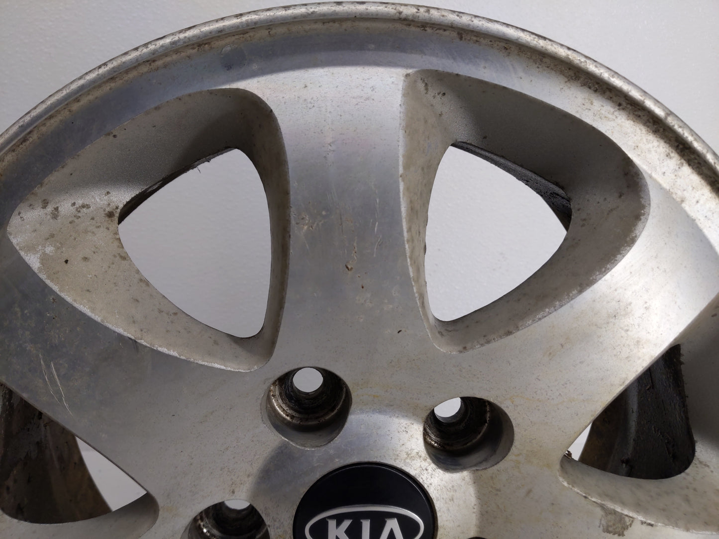 2004-2005 Kia Sedona Oem Wheel Rim 827912 - Oemusedautoparts1.com