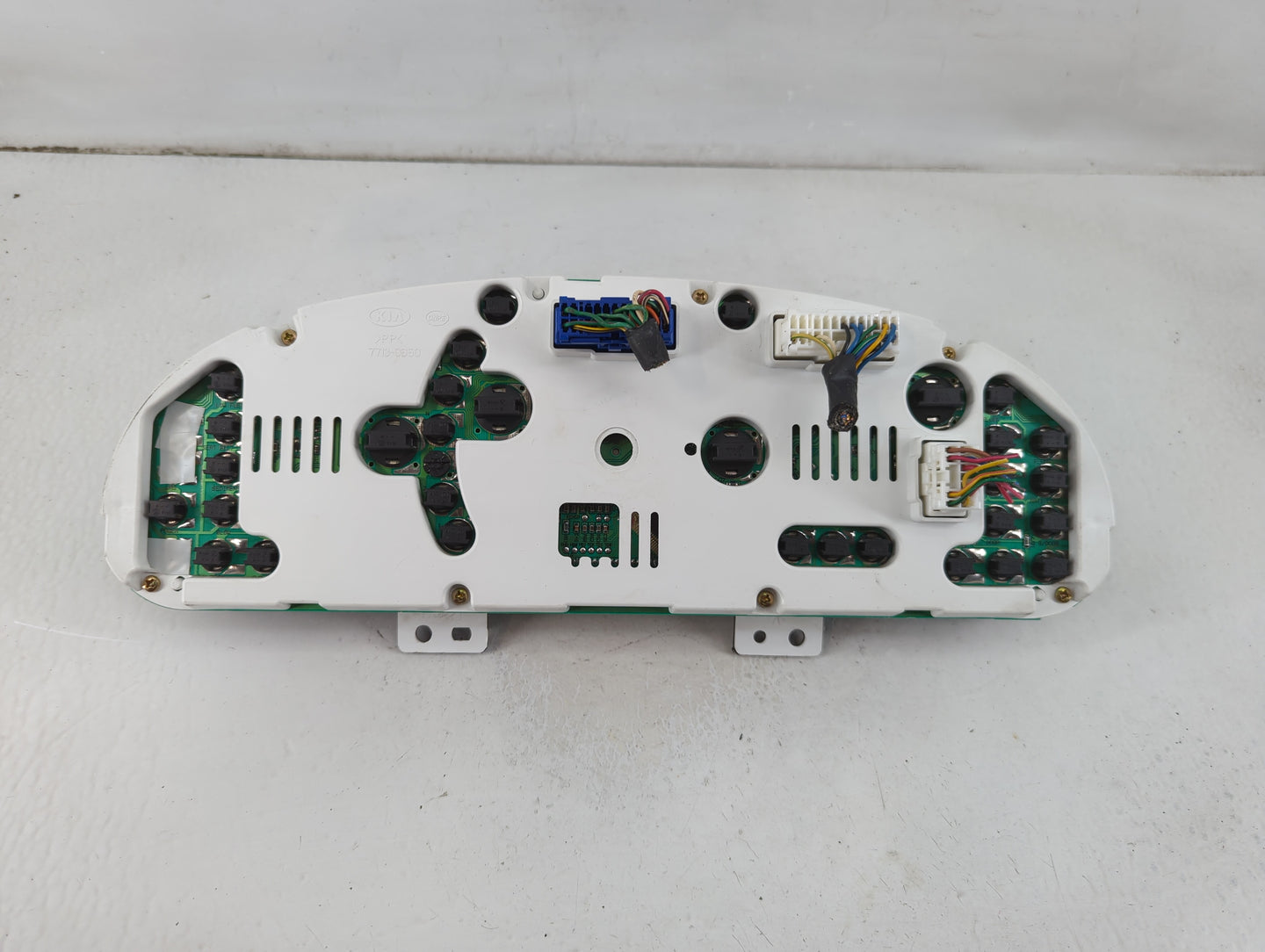 2004-2005 Kia Sedona Instrument Cluster Speedometer Gauges Fits Fits 2004 2005 OEM Used Auto Parts - Oemusedautoparts1.com