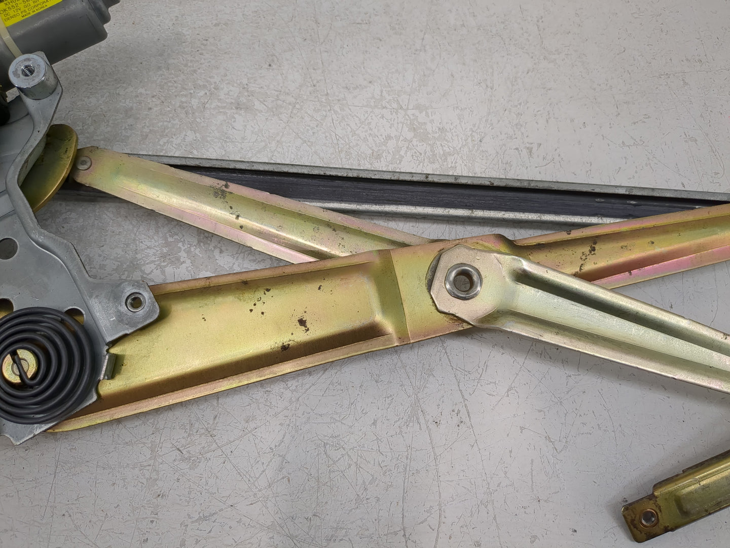 2002-2005 Kia Sedona Used Window Regulator Passenger Front - Oemusedautoparts1.com