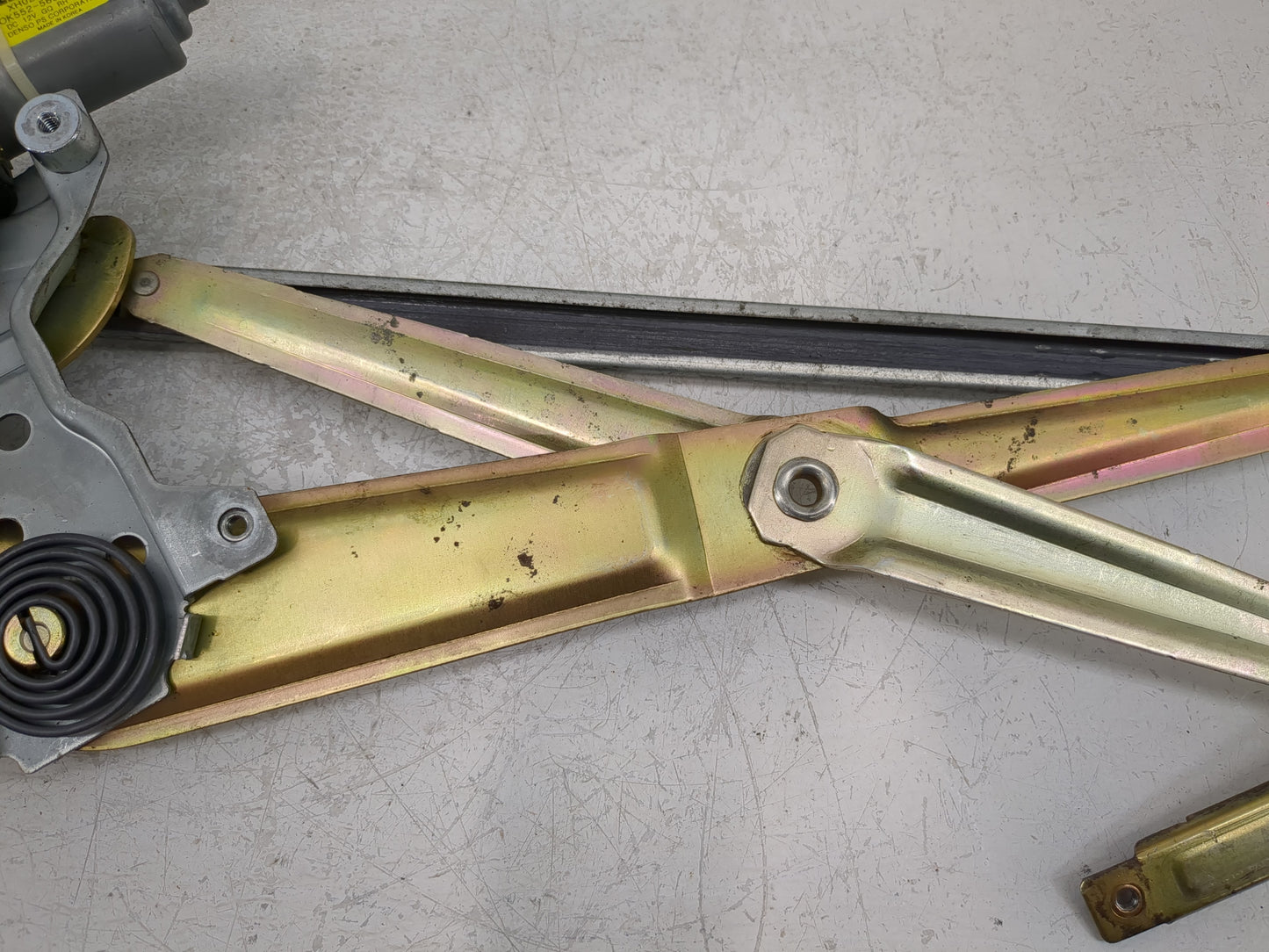 2002-2005 Kia Sedona Used Window Regulator Passenger Front - Oemusedautoparts1.com