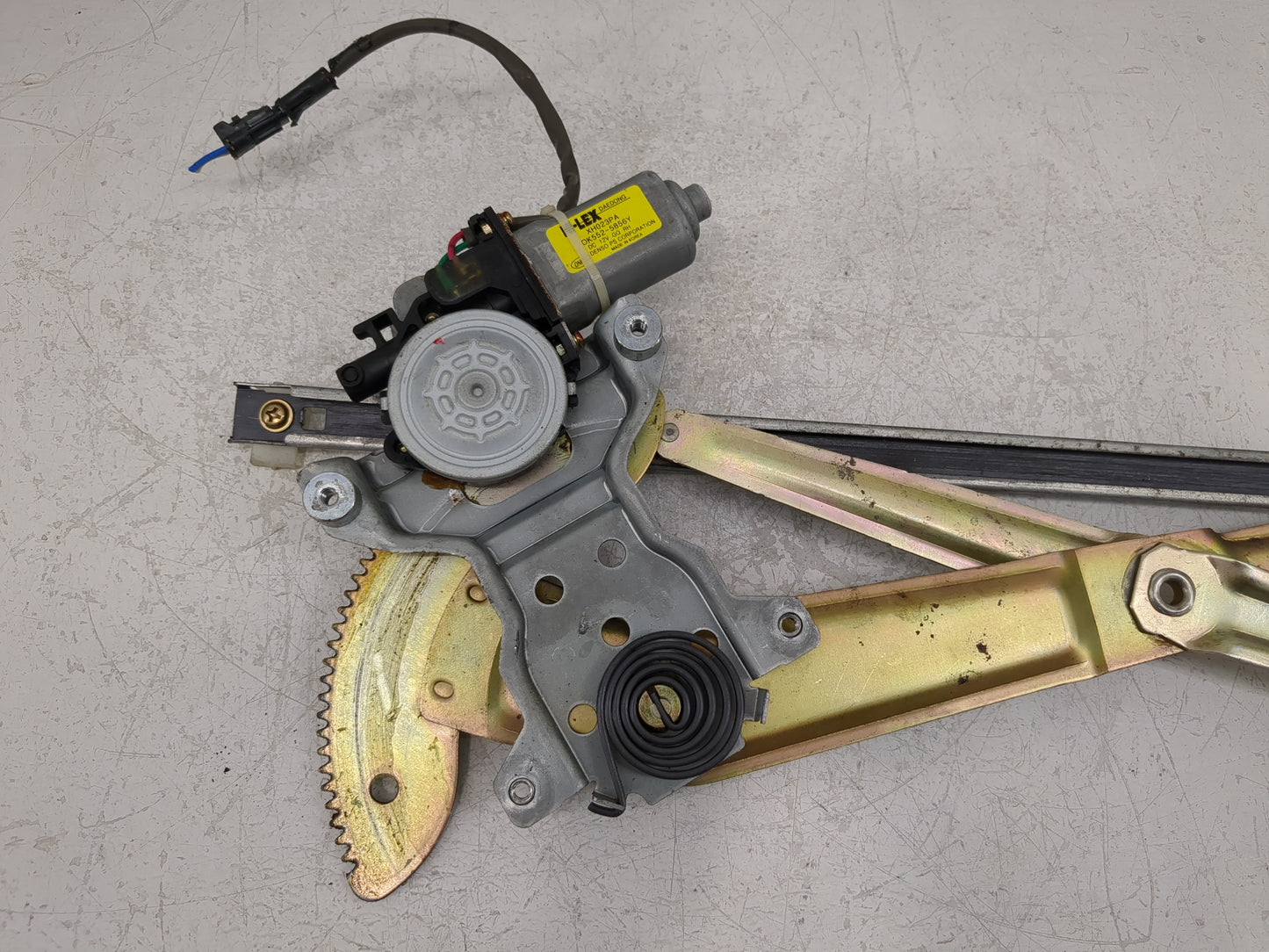 2002-2005 Kia Sedona Used Window Regulator Passenger Front - Oemusedautoparts1.com