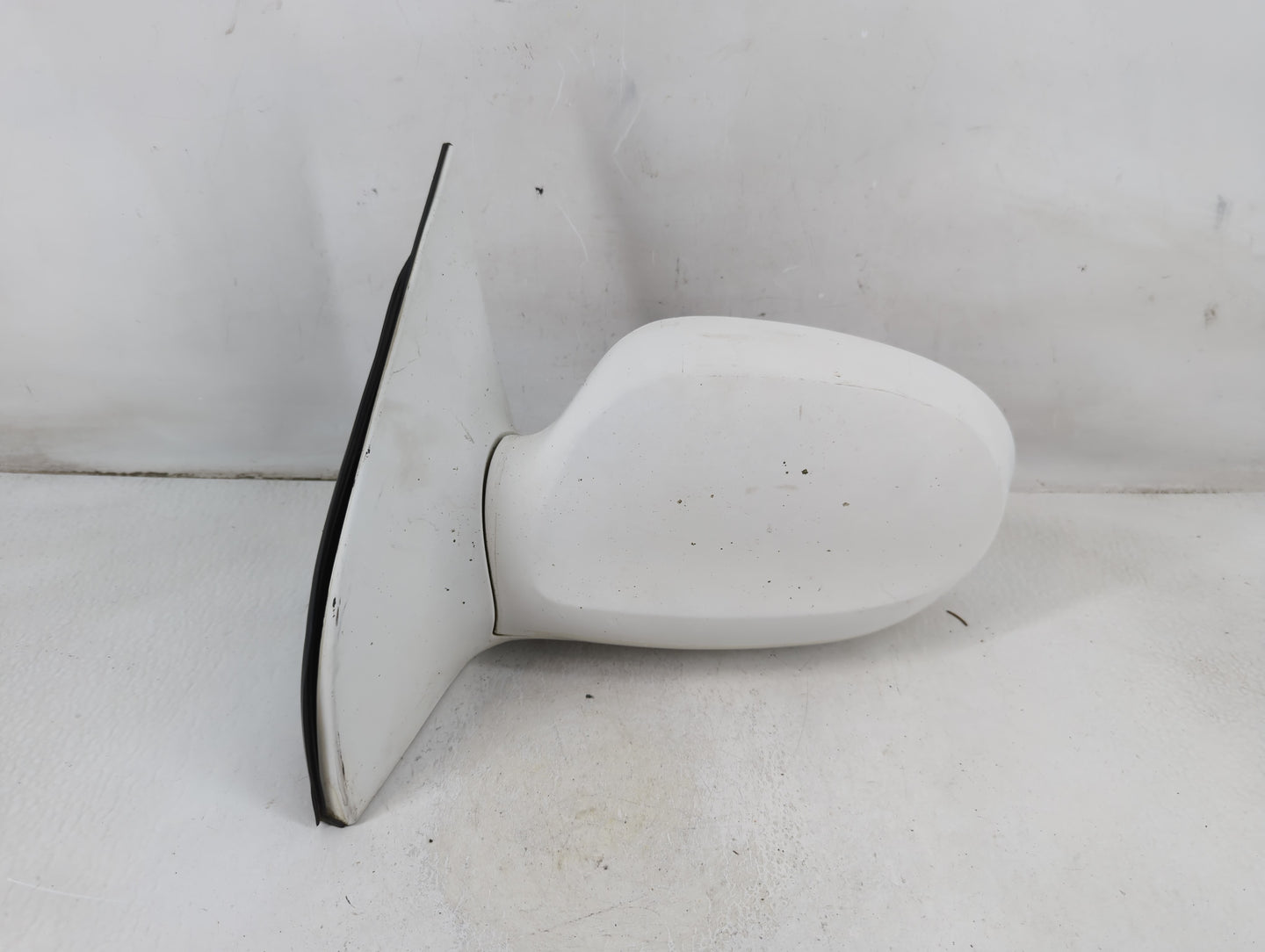 2002-2005 Kia Sedona Driver Left Side View Manual Door Mirror White - Oemusedautoparts1.com