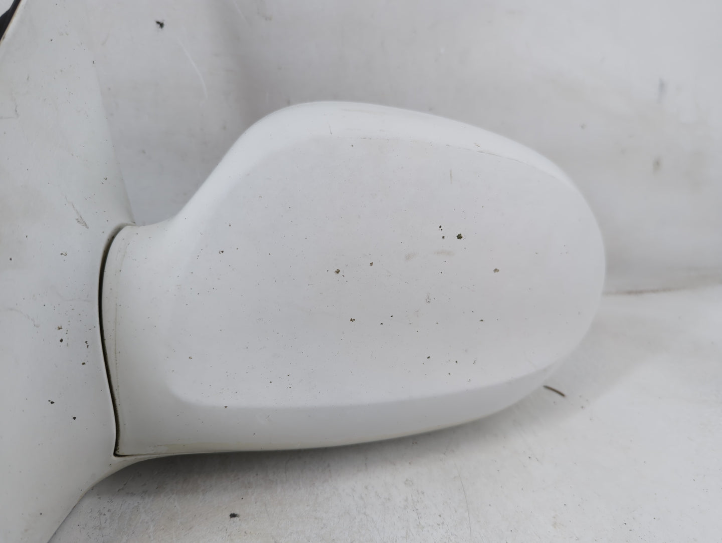 2002-2005 Kia Sedona Driver Left Side View Manual Door Mirror White - Oemusedautoparts1.com