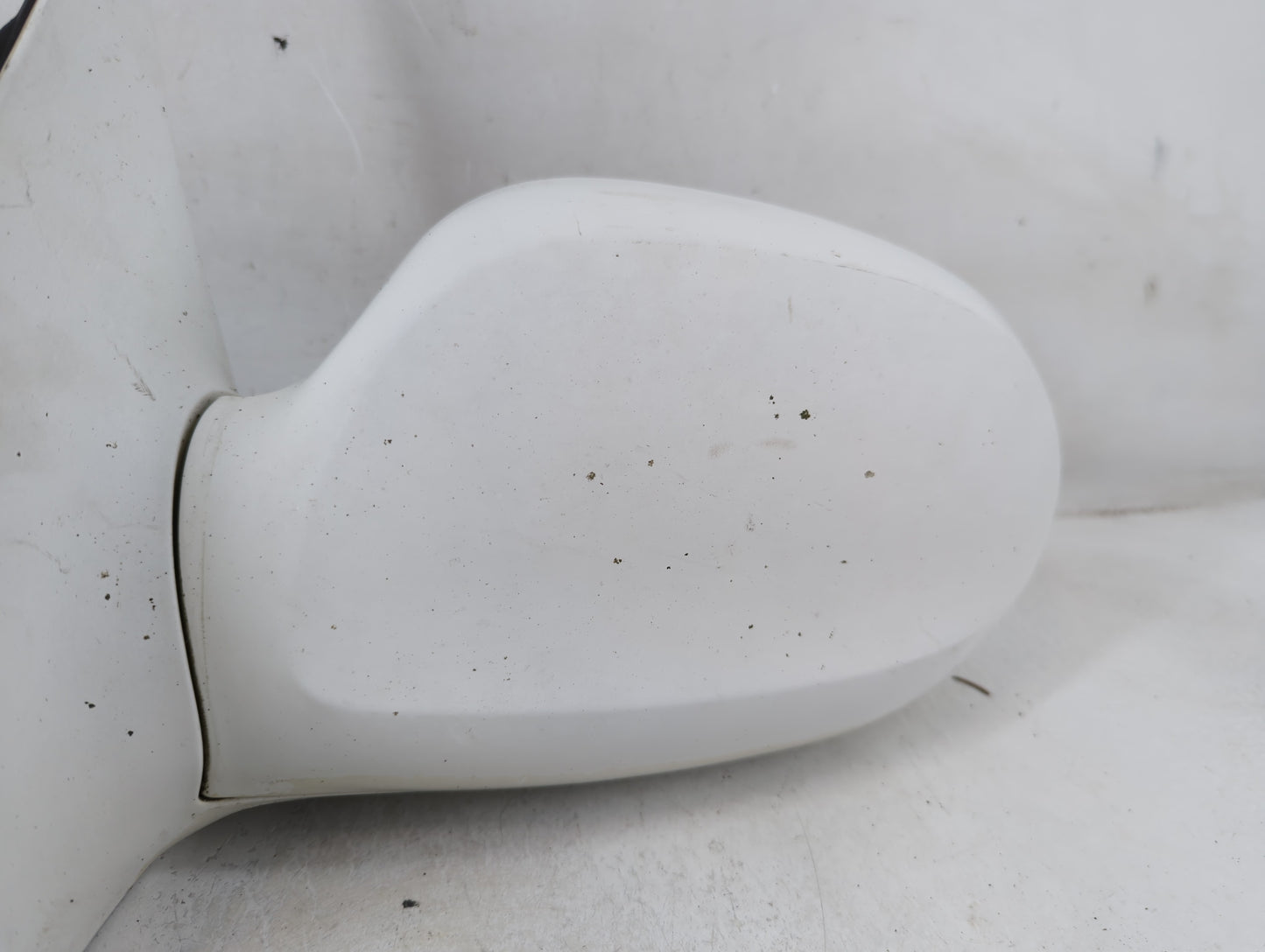 2002-2005 Kia Sedona Driver Left Side View Manual Door Mirror White - Oemusedautoparts1.com