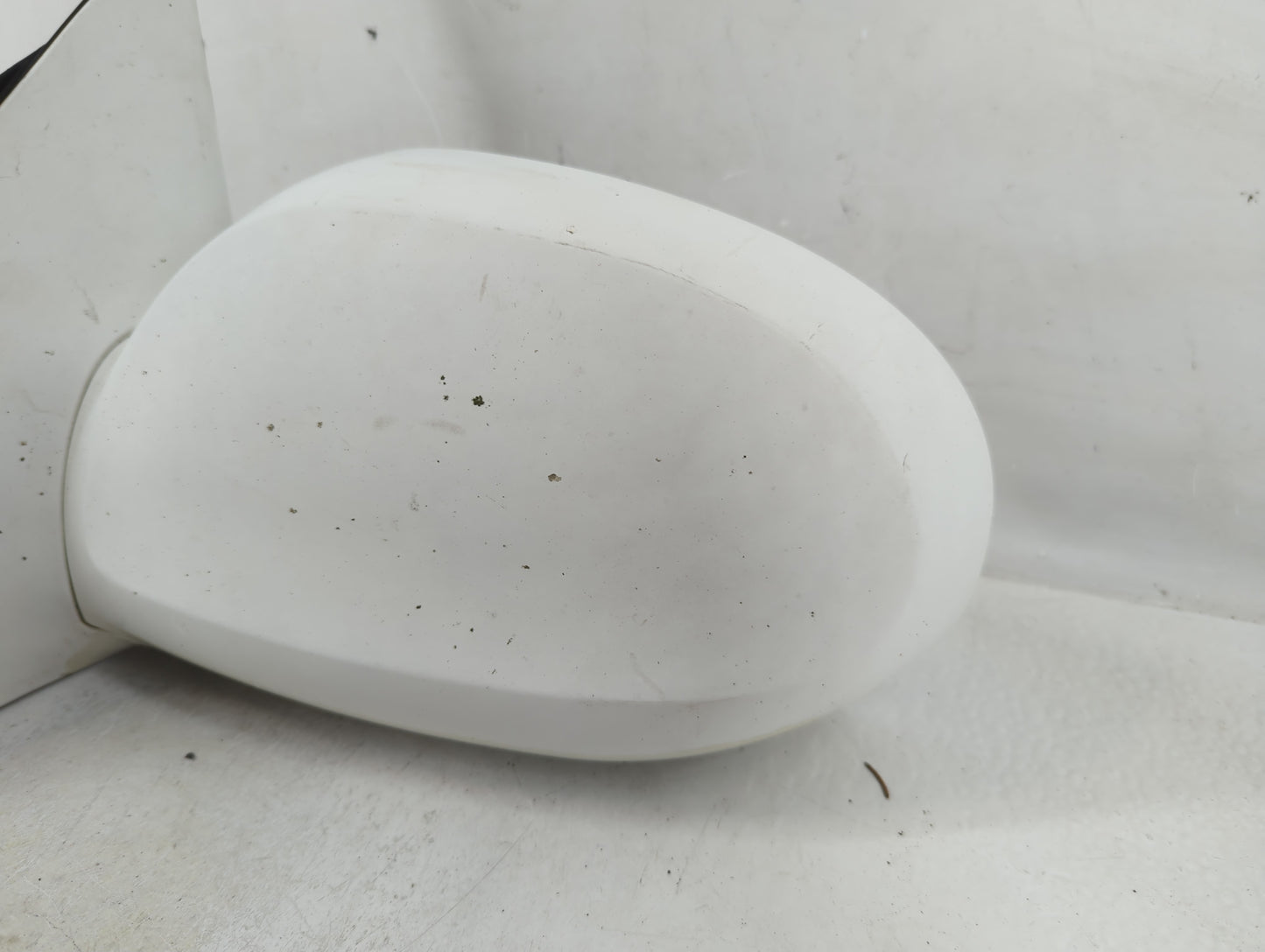 2002-2005 Kia Sedona Driver Left Side View Manual Door Mirror White - Oemusedautoparts1.com