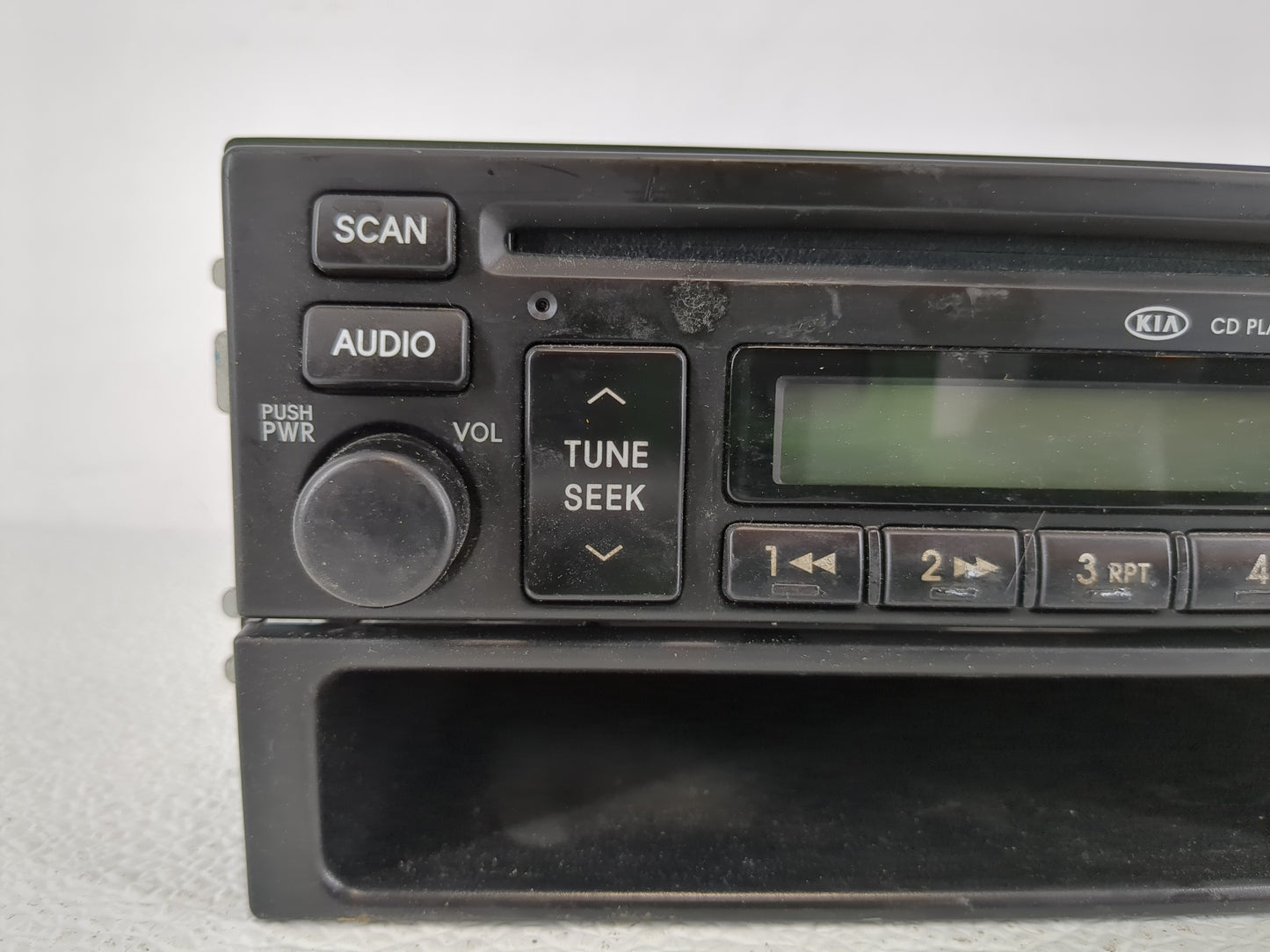 2003-2006 Kia Sorento Radio AM FM Cd Player Receiver Replacement P/N:96140-3E201 Fits Fits 2003 2004 2005 2006 OEM Used Auto