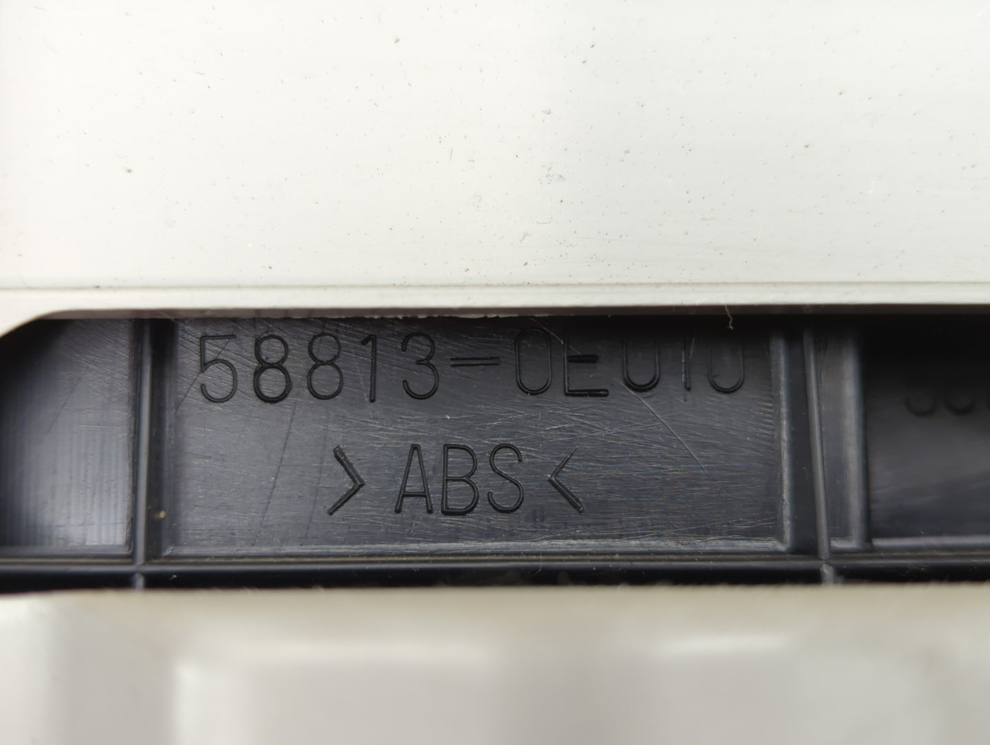 2005 Lexus Rx330 Center Floor Console P/N:58813-0E010 Fits OEM Used Auto Parts - Oemusedautoparts1.com