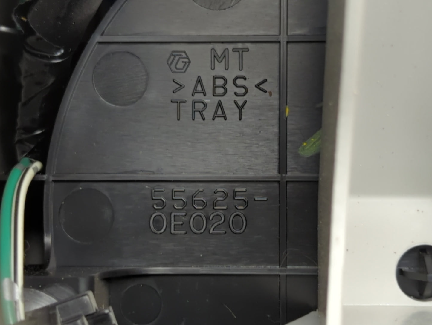 2005 Lexus Rx330 Center Floor Console P/N:58813-0E010 Fits OEM Used Auto Parts - Oemusedautoparts1.com