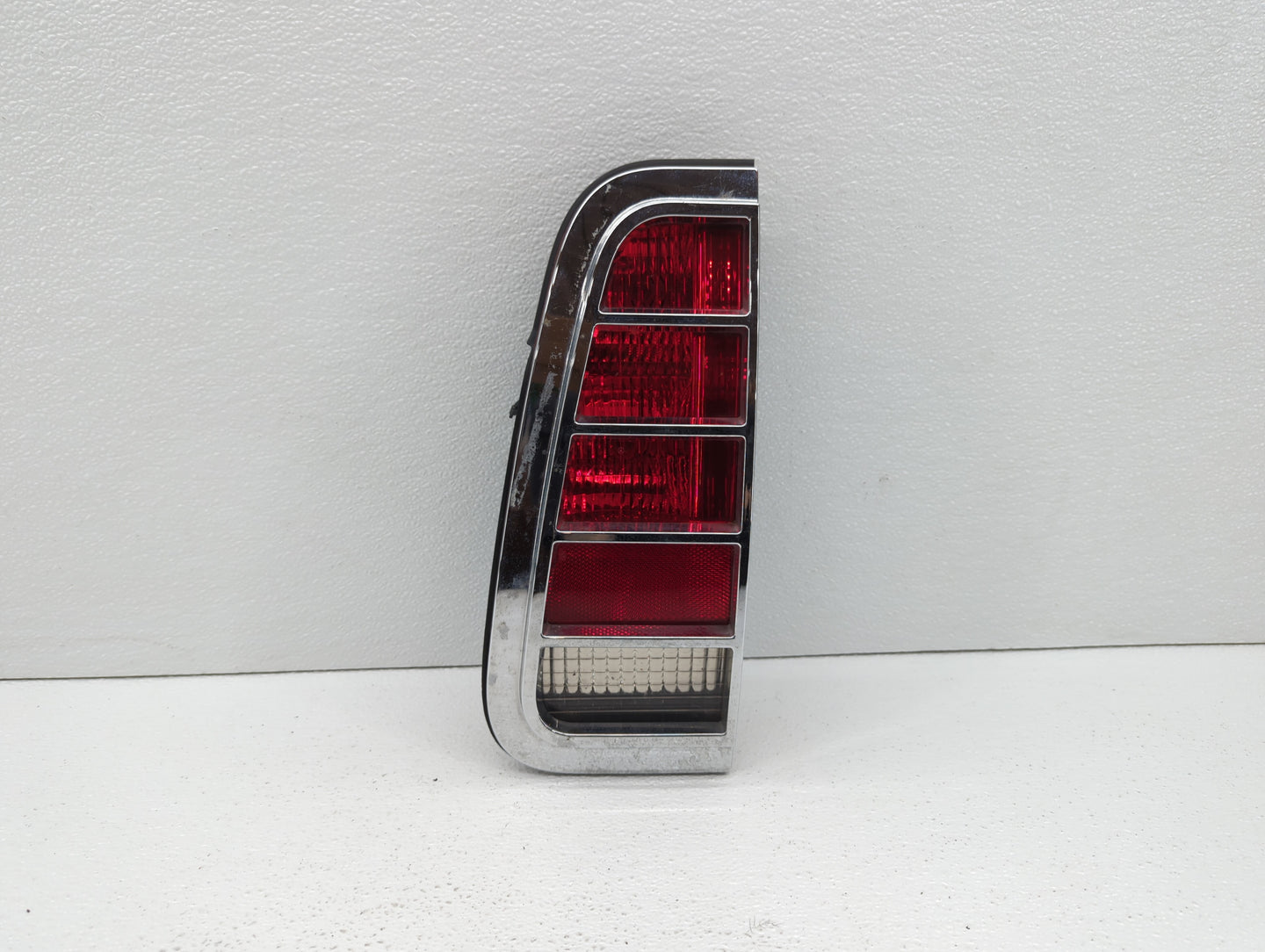 2003-2005 Lincoln Aviator Tail Light Assembly Passenger Right OEM P/N:2C54-13404-A Fits Fits 2003 2004 2005 OEM Used Auto Pa