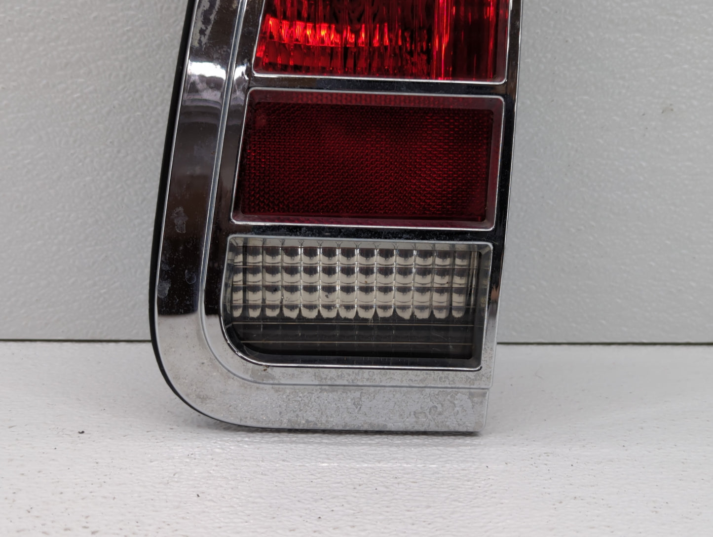 2003-2005 Lincoln Aviator Tail Light Assembly Passenger Right OEM P/N:2C54-13404-A Fits Fits 2003 2004 2005 OEM Used Auto Pa